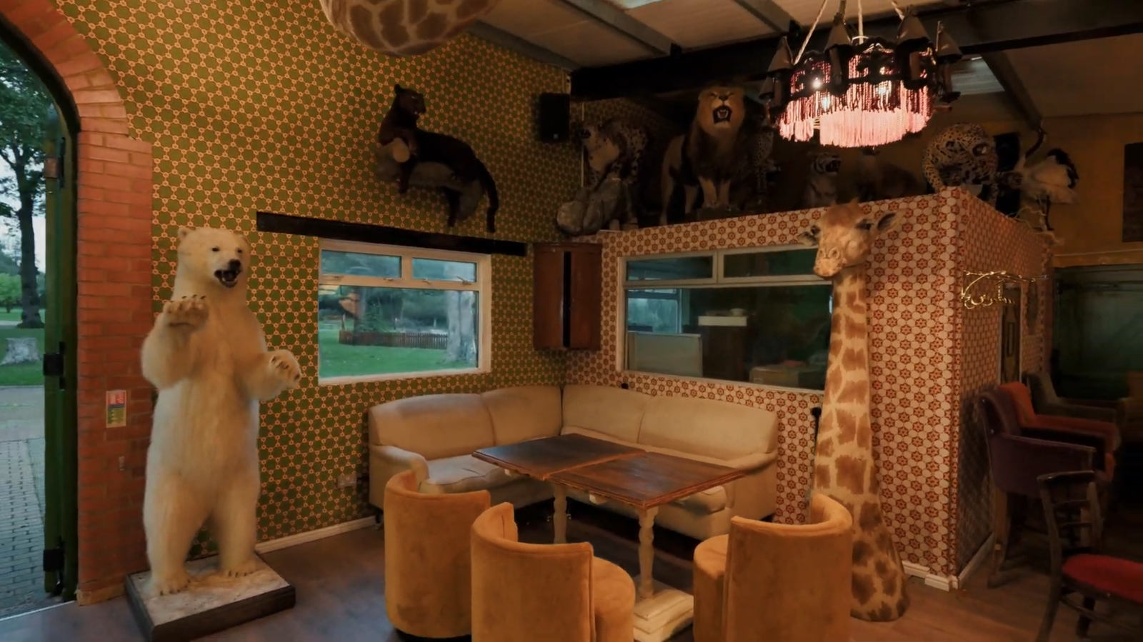 Elegant Regency estate with a private lake and indoor pool, quirky details - Photo 20