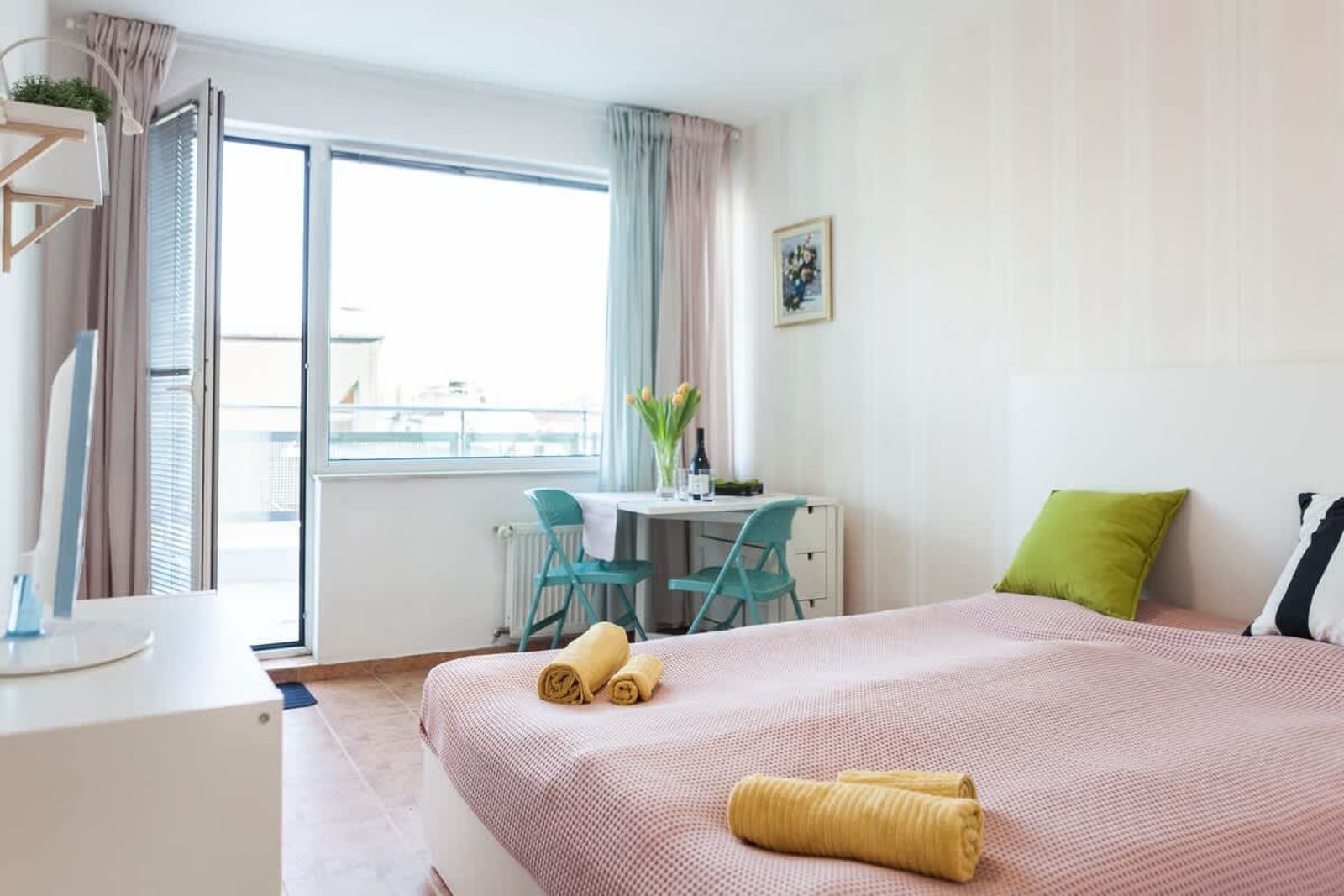 Tony's Sunny Rooftop Studio - Photo 12