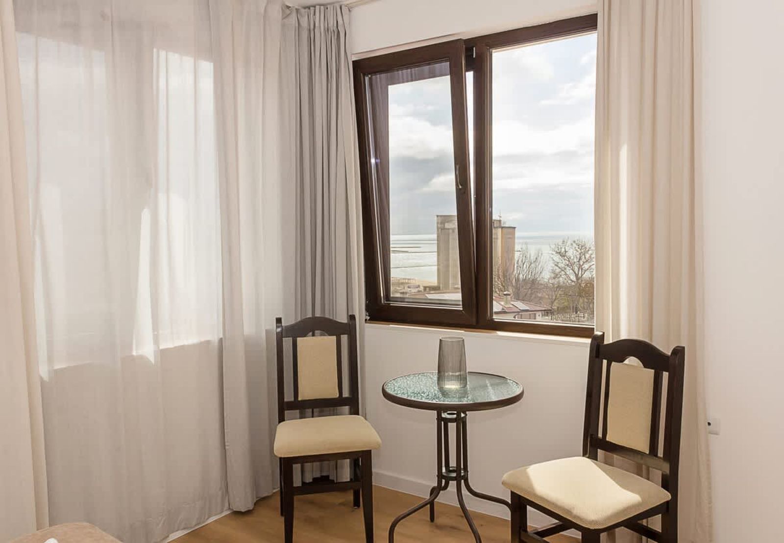 Seaview Haven: Elegant 2BD Flat in Balchik - Photo 22