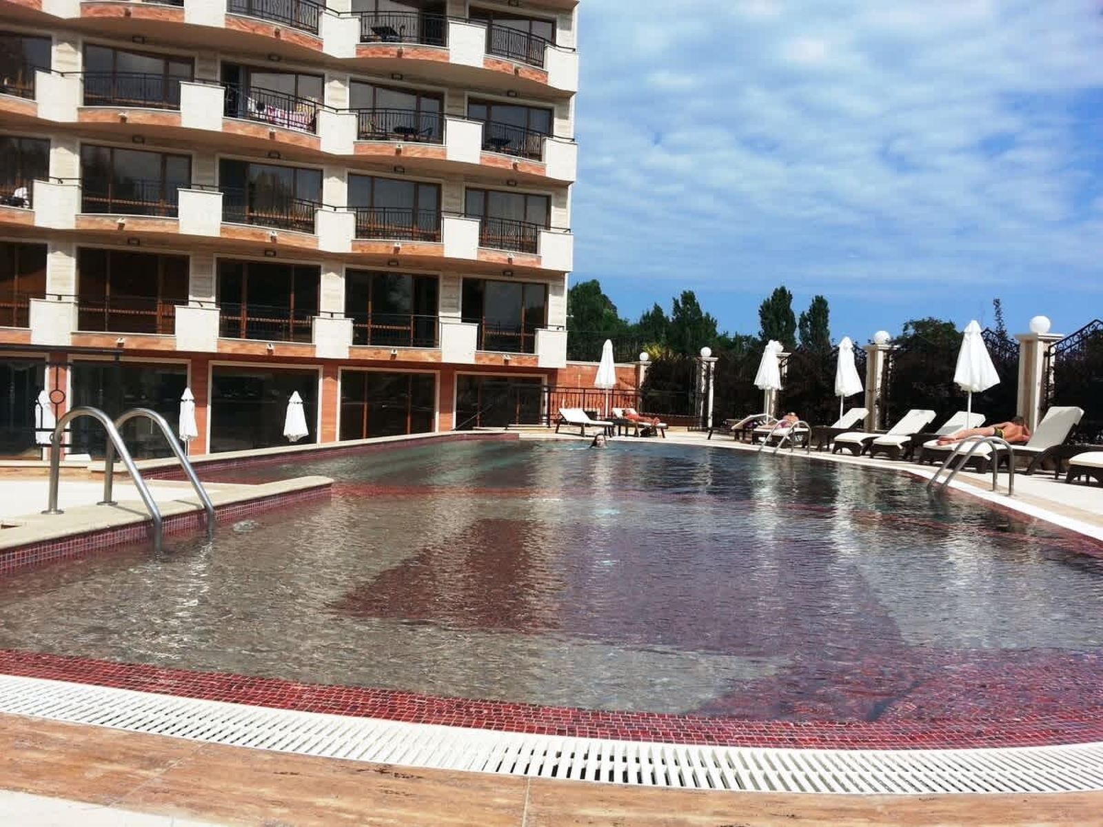 River Park Superior Studio with pool view - Photo 16