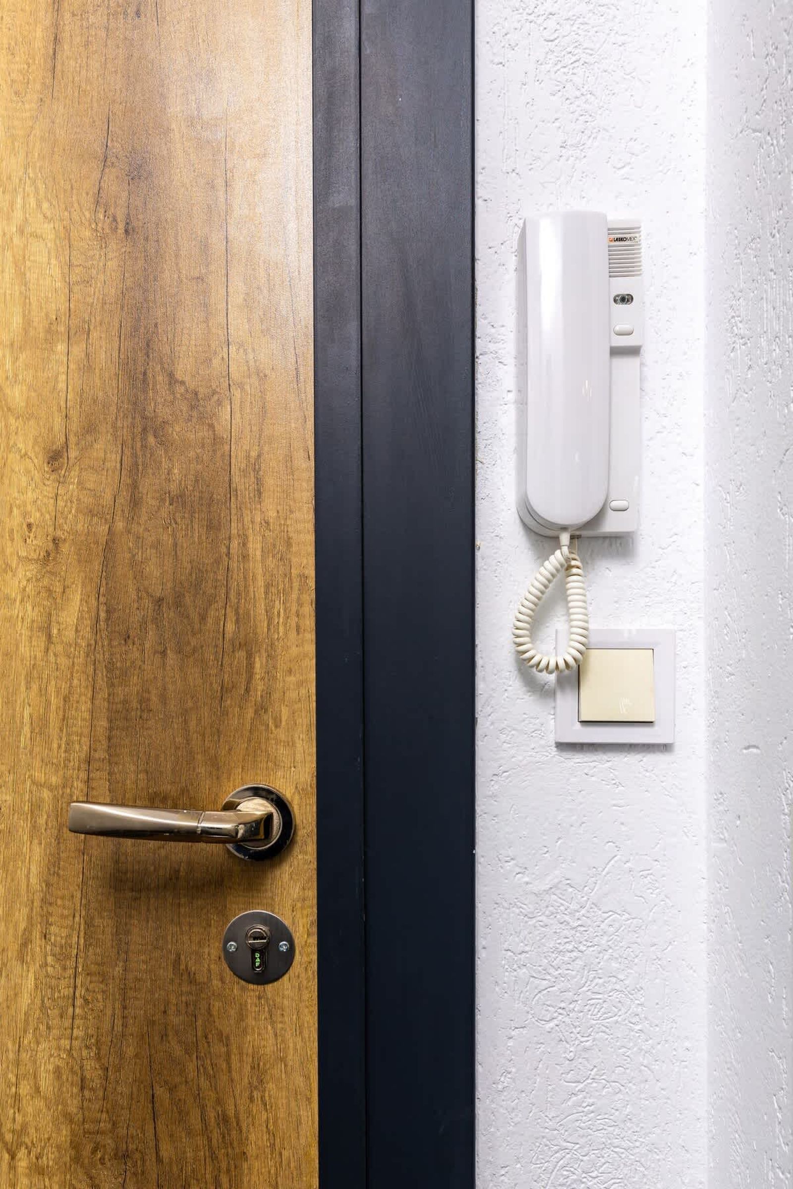 Bright Windowed Studio 10 mins to the City Centre - Photo 26