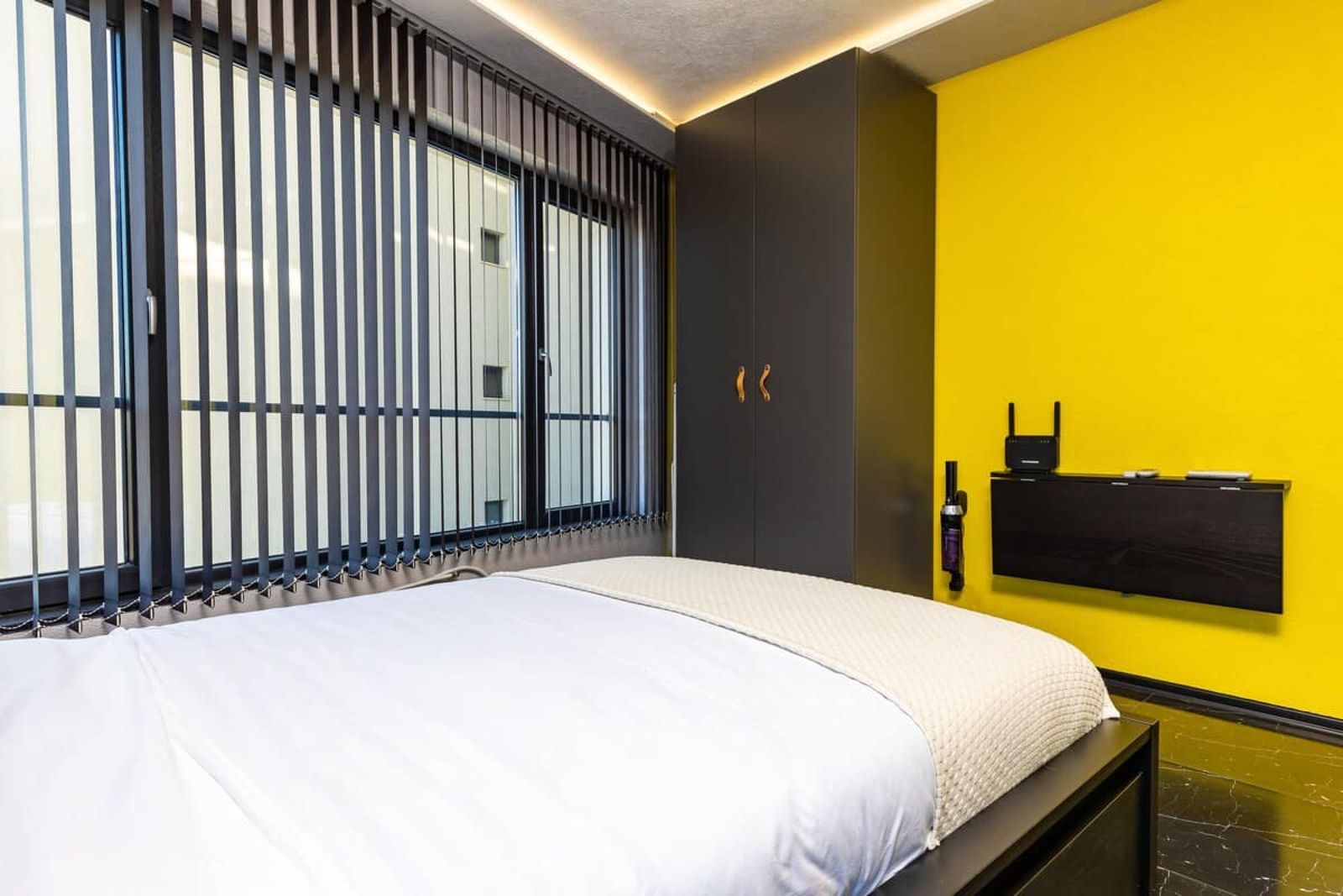 Bright Windowed Studio 10 mins to the City Centre - Photo 16