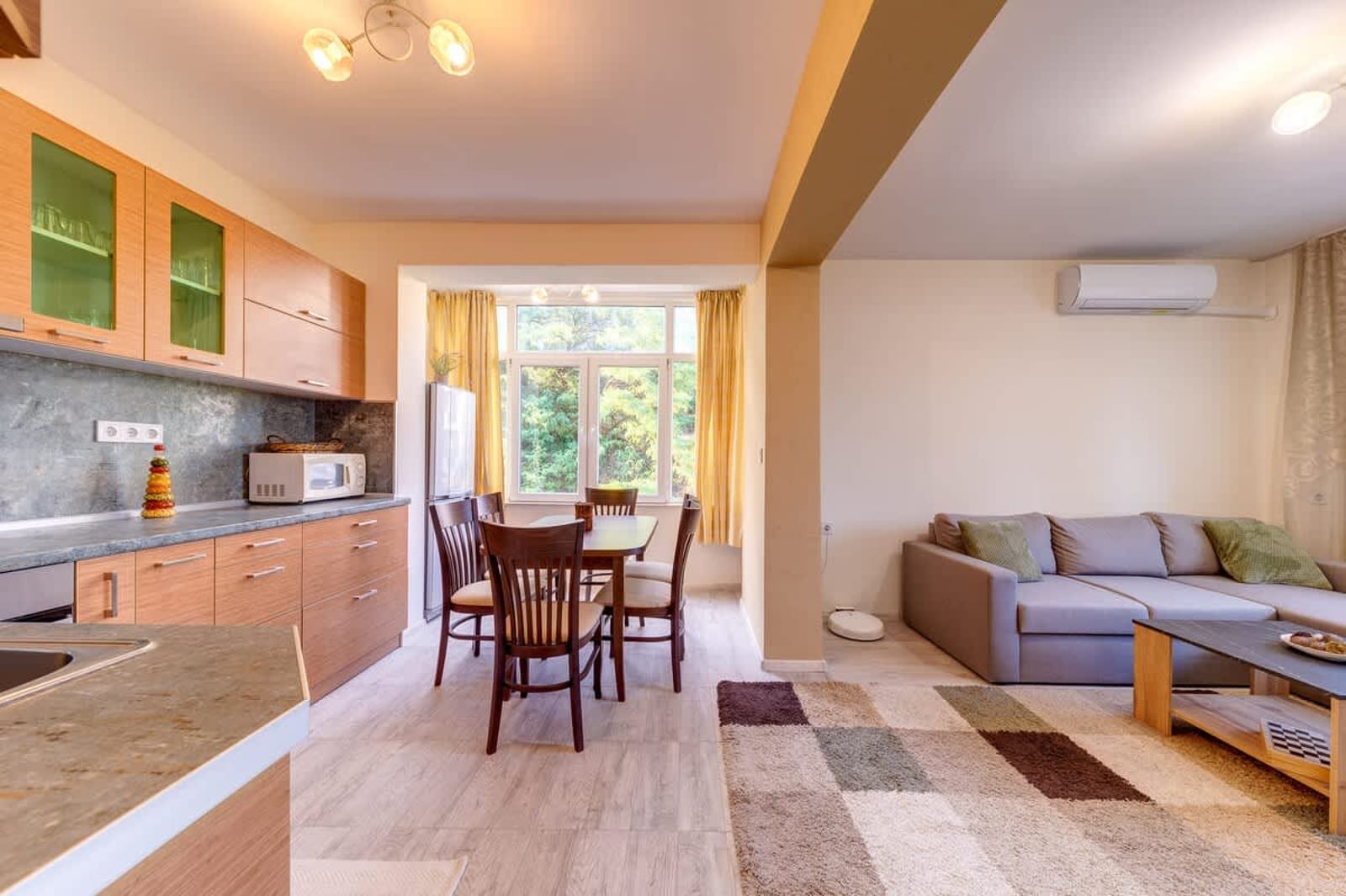 Bright retreat with Balcony &amp; Mountain Views - Photo 7