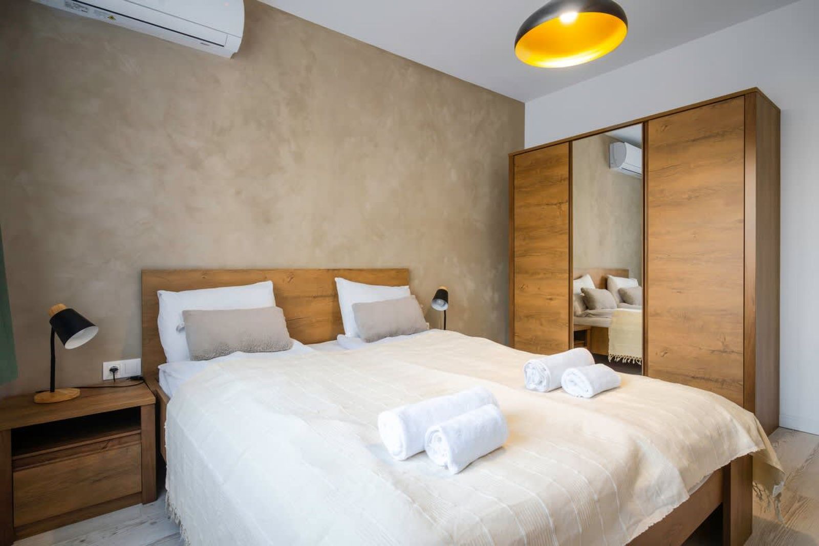 Brick Haven: Contemporary Urban Living Redefined - Photo 3