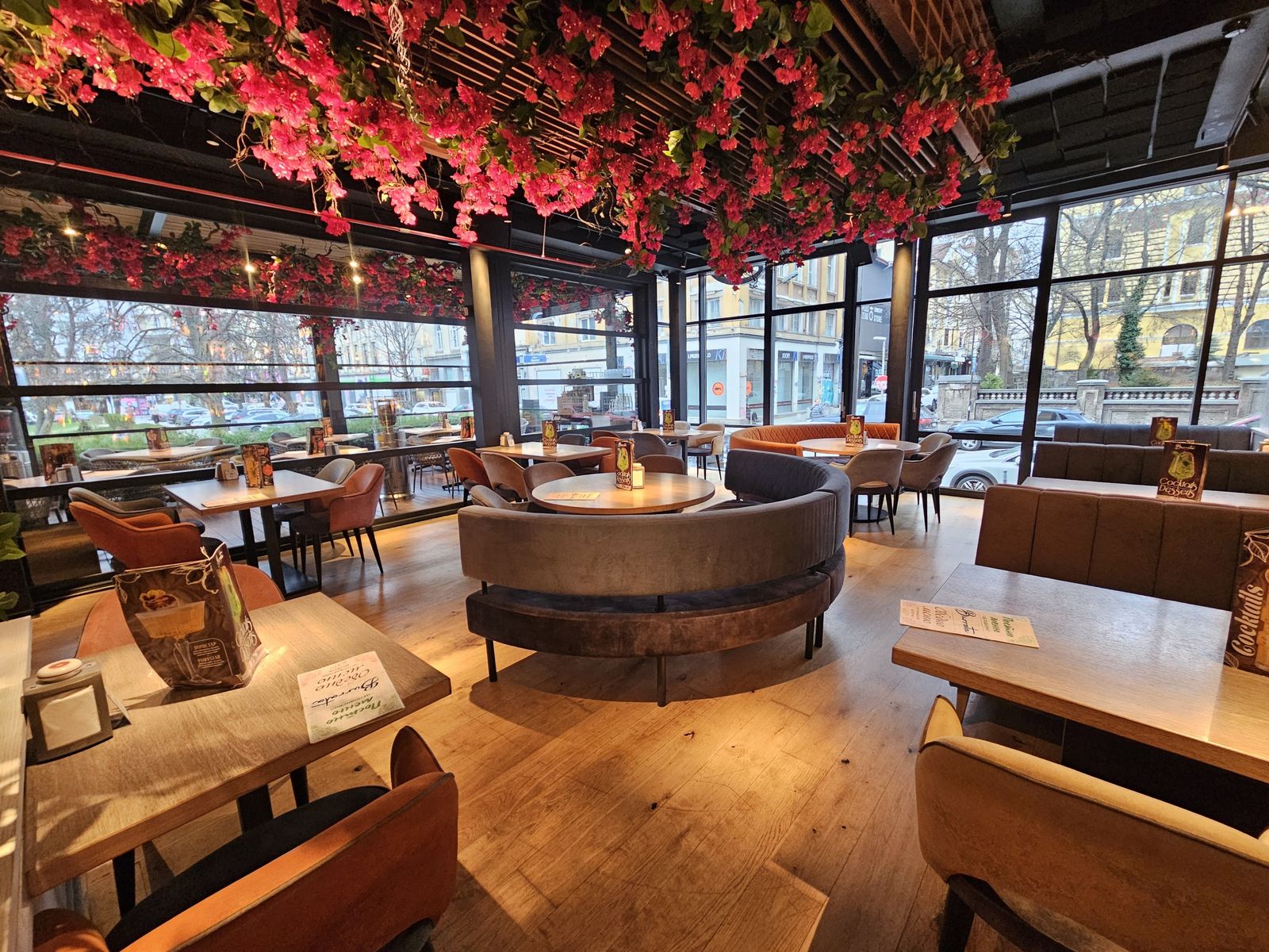 Luxuriously Romantic Restaurant in the Heart of Sofia - Photo 13