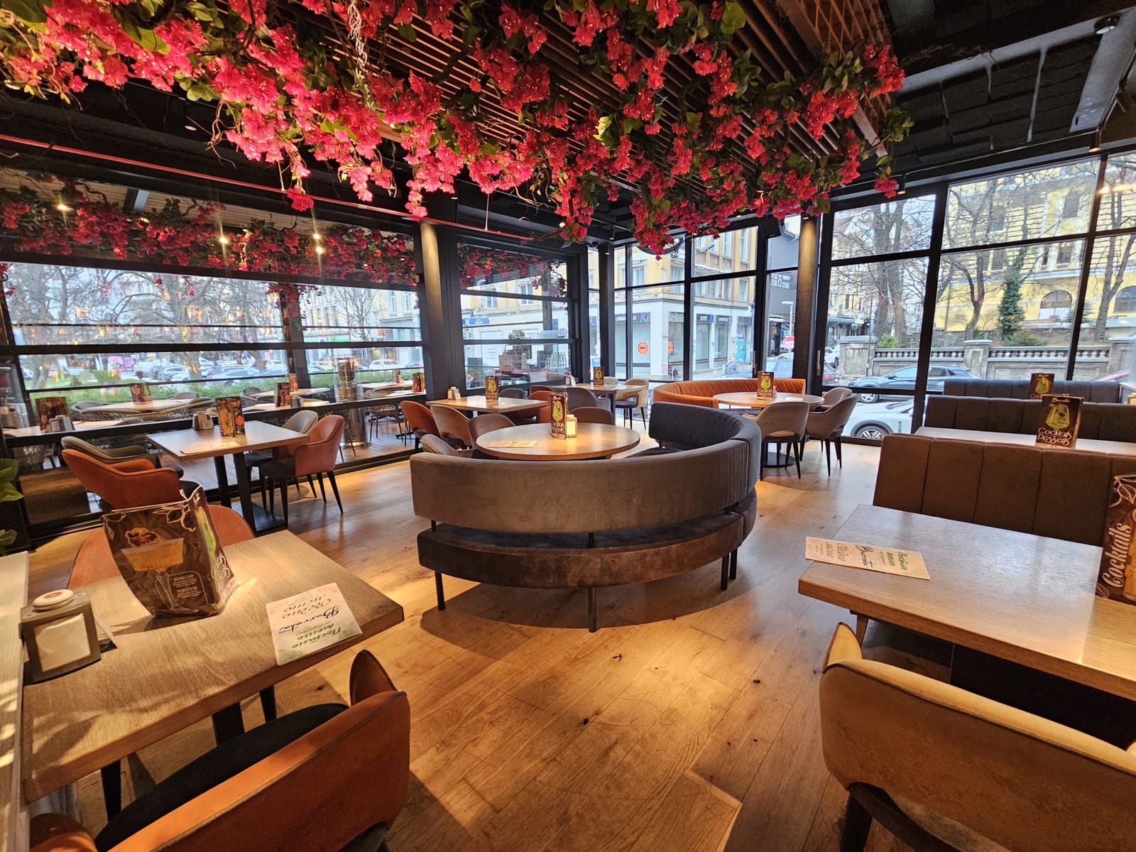 Luxuriously Romantic Restaurant in the Heart of Sofia - Photo 13