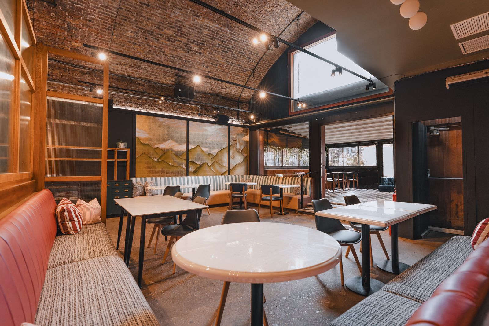 Three Railway Arch Industrial Venue with a Courtyard in Shoreditch - Photo 20