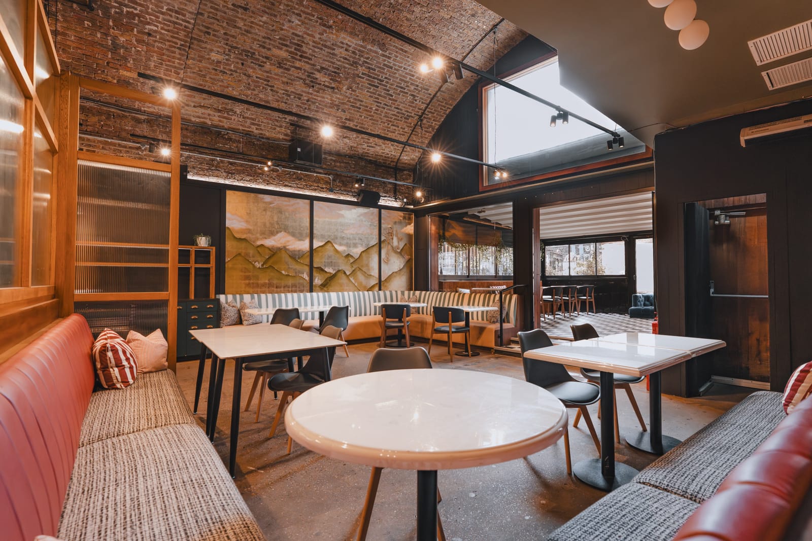 Three Railway Arch Industrial Venue with a Courtyard in Shoreditch - Photo 20