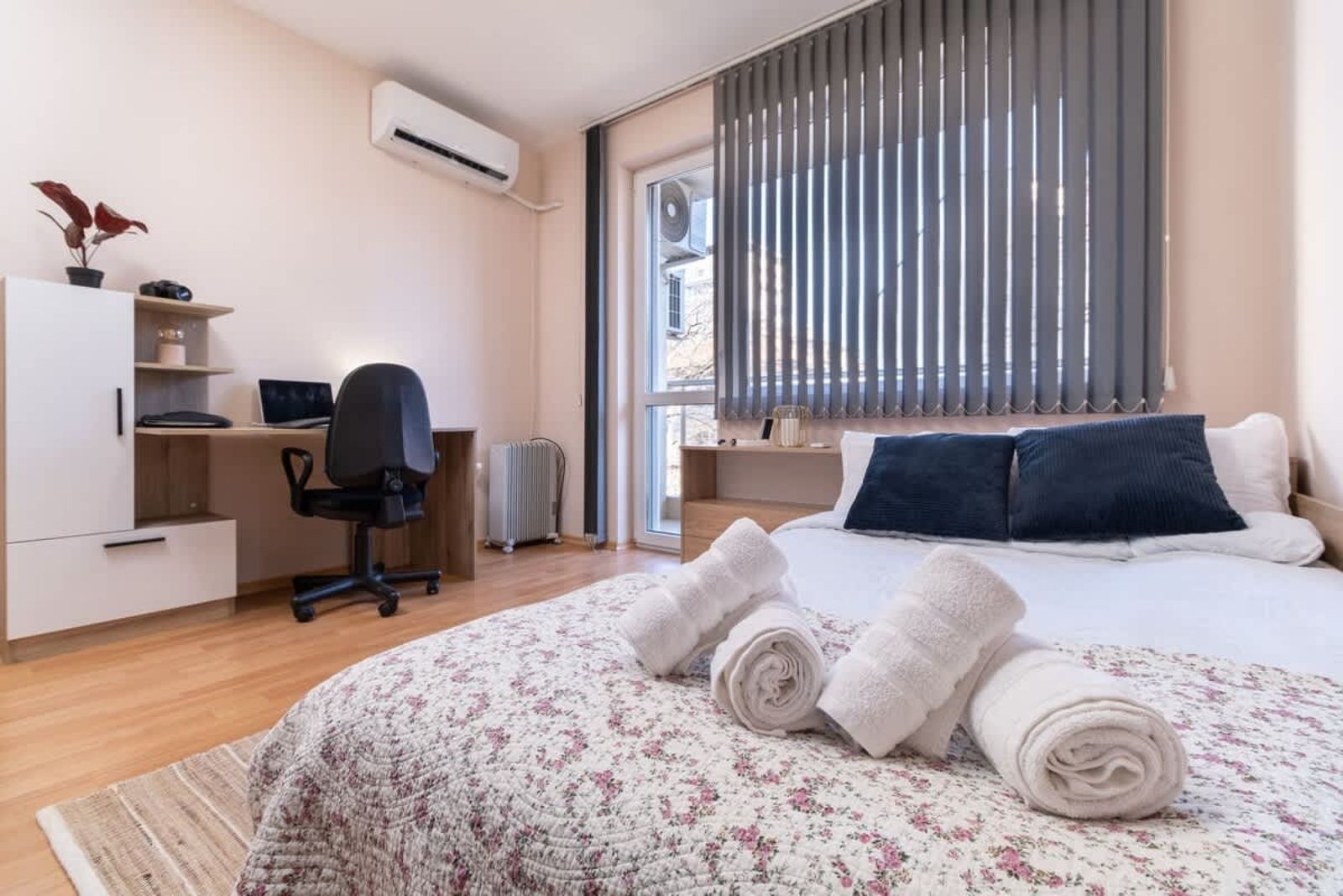 Comfortable 2BR Urban Getaway in City Center - Photo 48