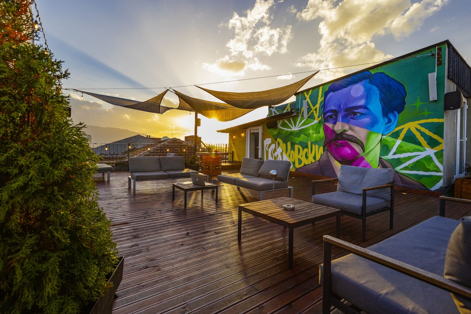 Cinematic modern co-working space in Sofia - Photo 10