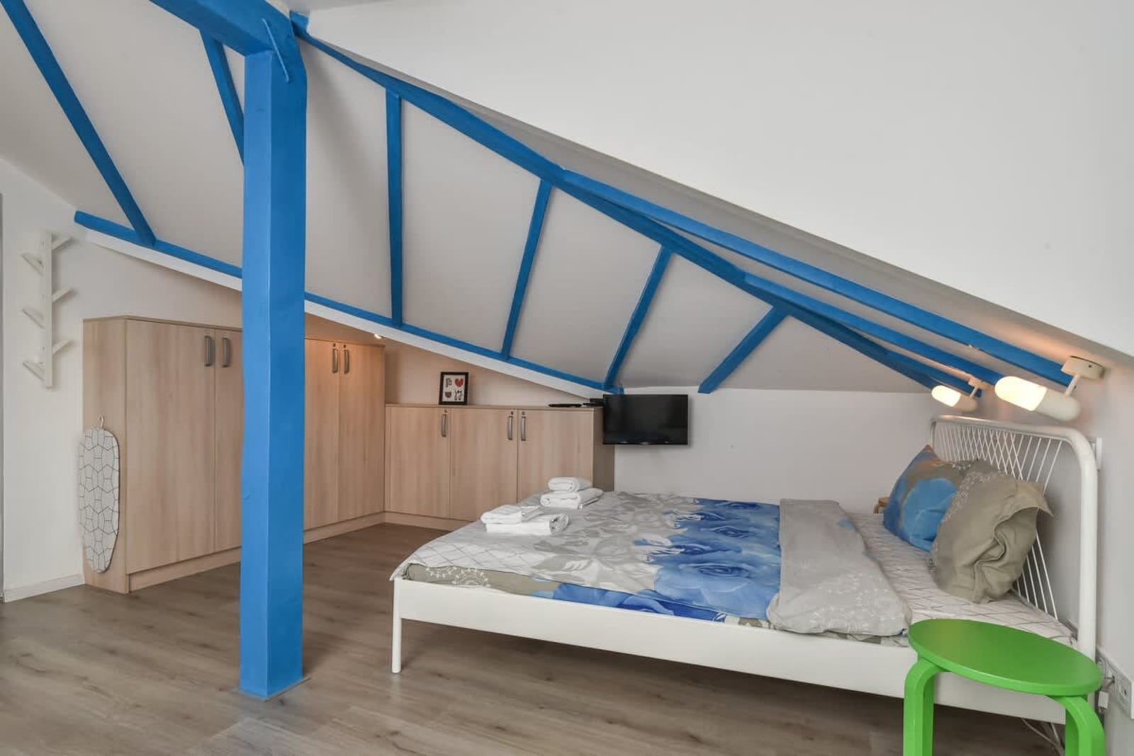 The Ivy House - A Cozy Attic near the City Center - Photo 12