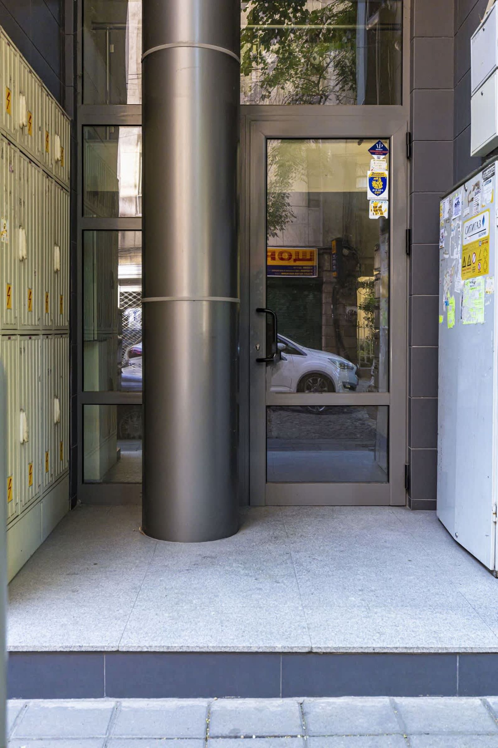 Stylish 2BD Apartment with a Nice Cozy Terrace - Photo 20