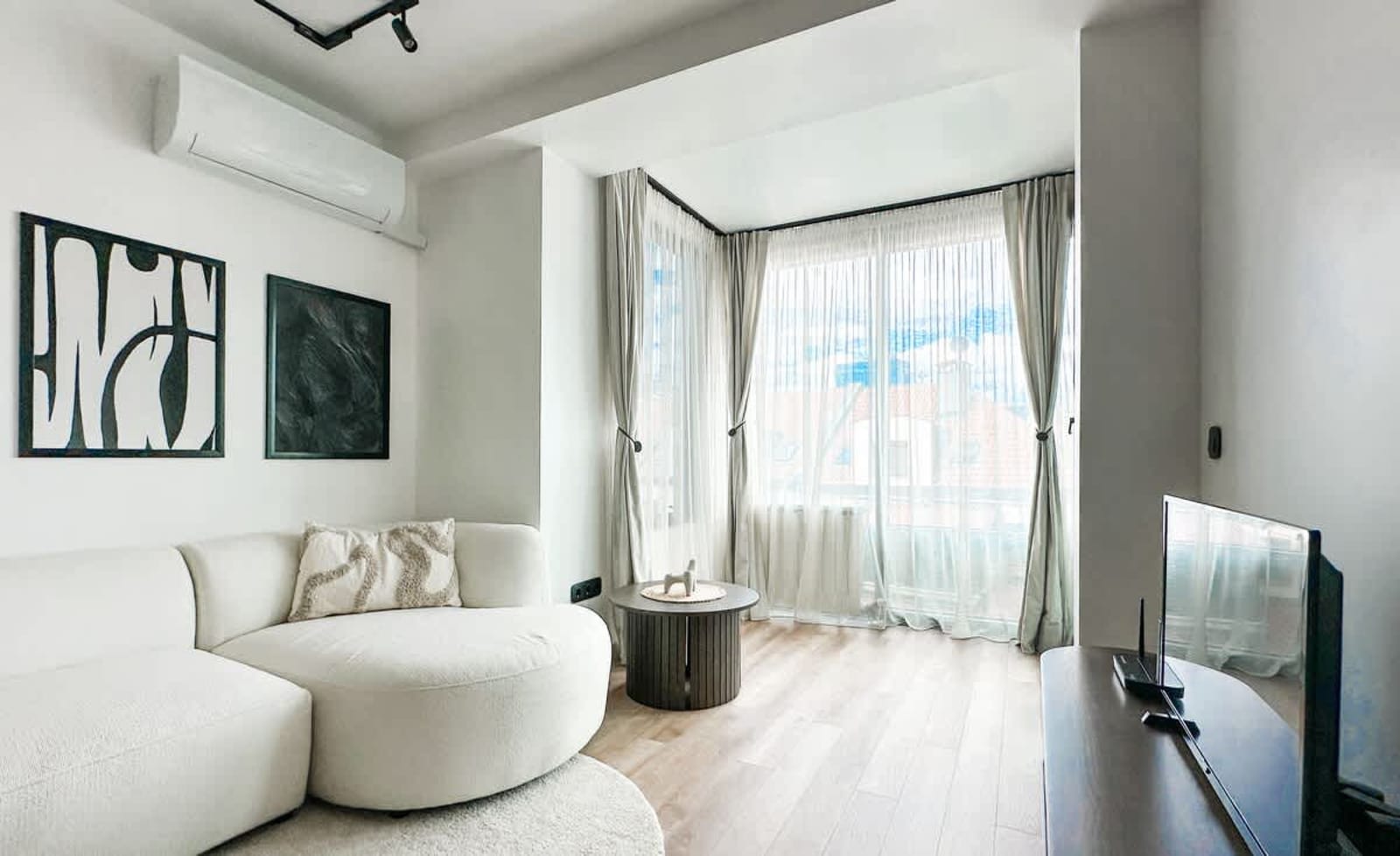 Modern &amp; Quiet 1BR Near Center + Private Parking - Photo 9