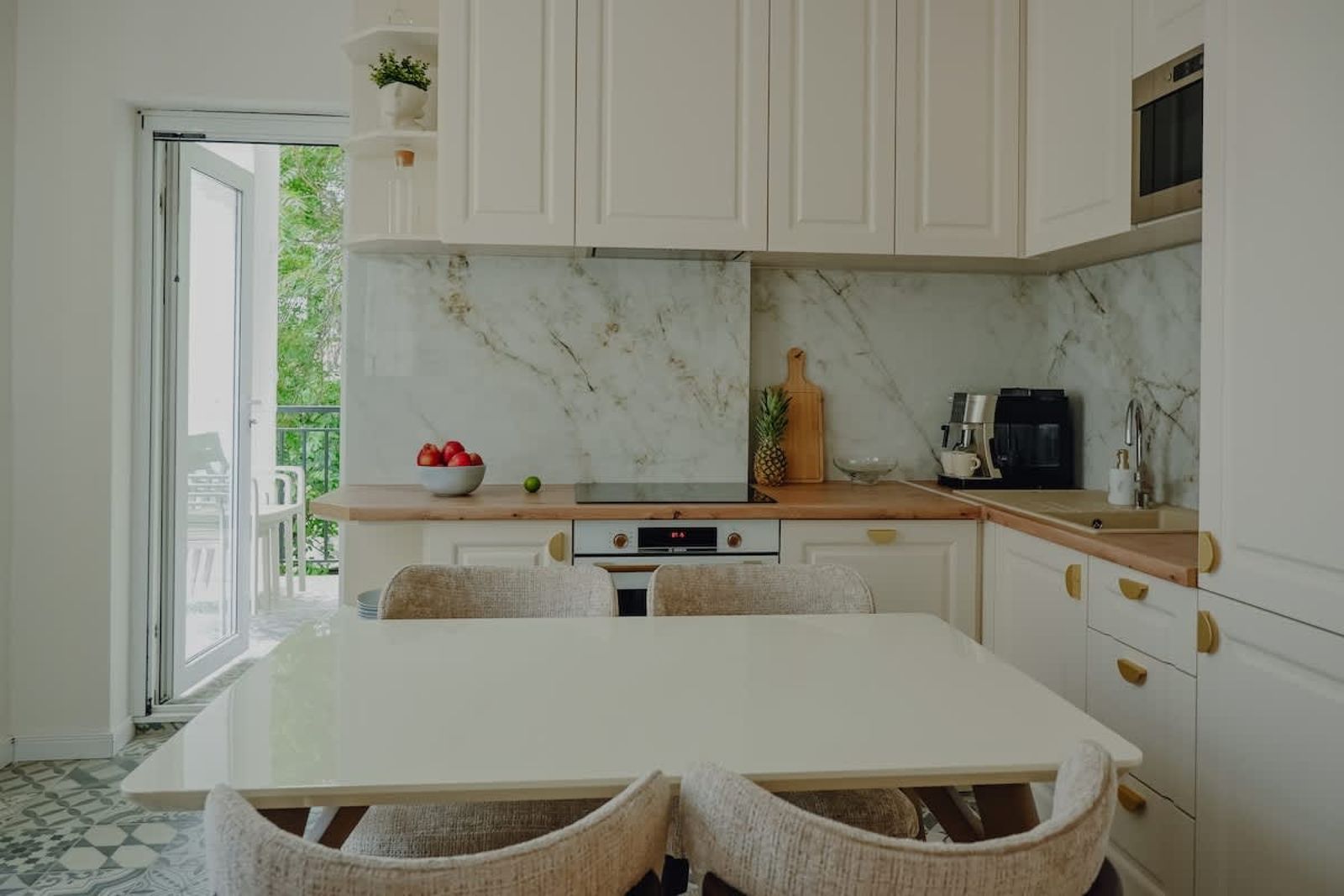 Elegant Escape - High Ceilings, Balcony &amp; Piano - Photo 11