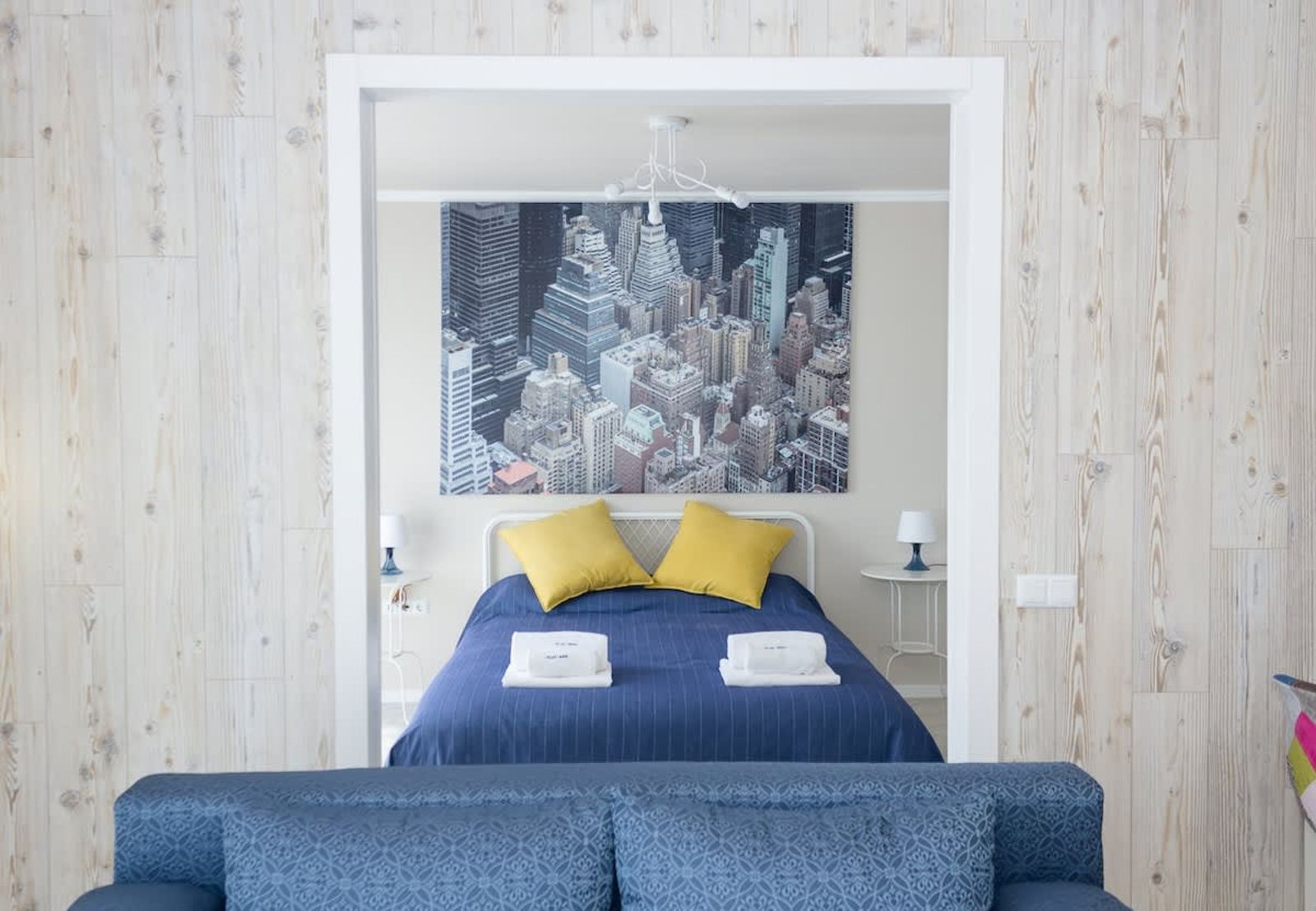 Sunny Blue  One-Bedroom Flat with Balcony - Cover Photo