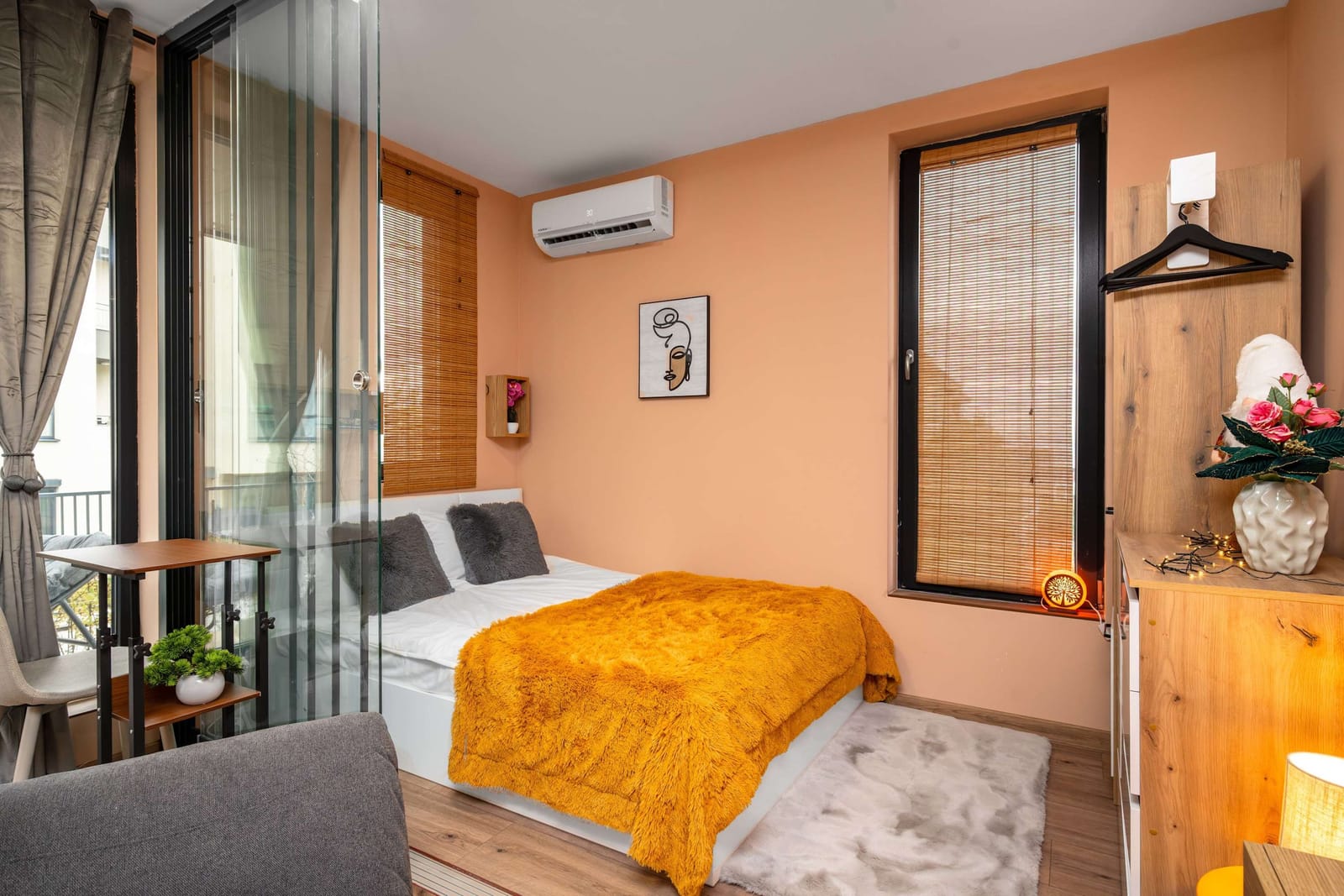 Warm &amp; Stylish Retreat in a Quiet Area - Photo 2