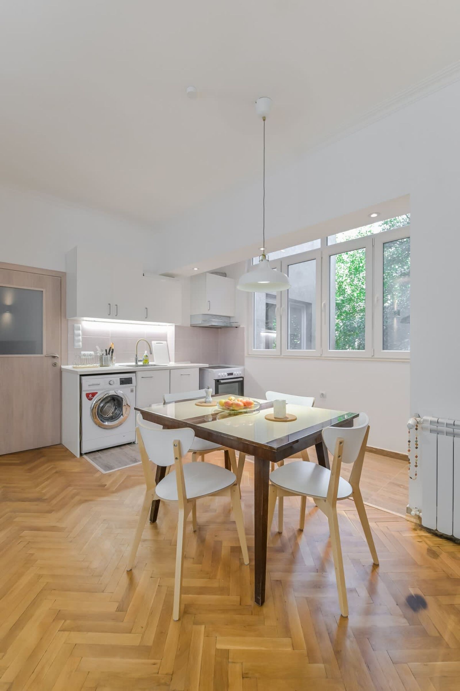 Bright Two-Bedroom Apartment in Top Center - Photo 9