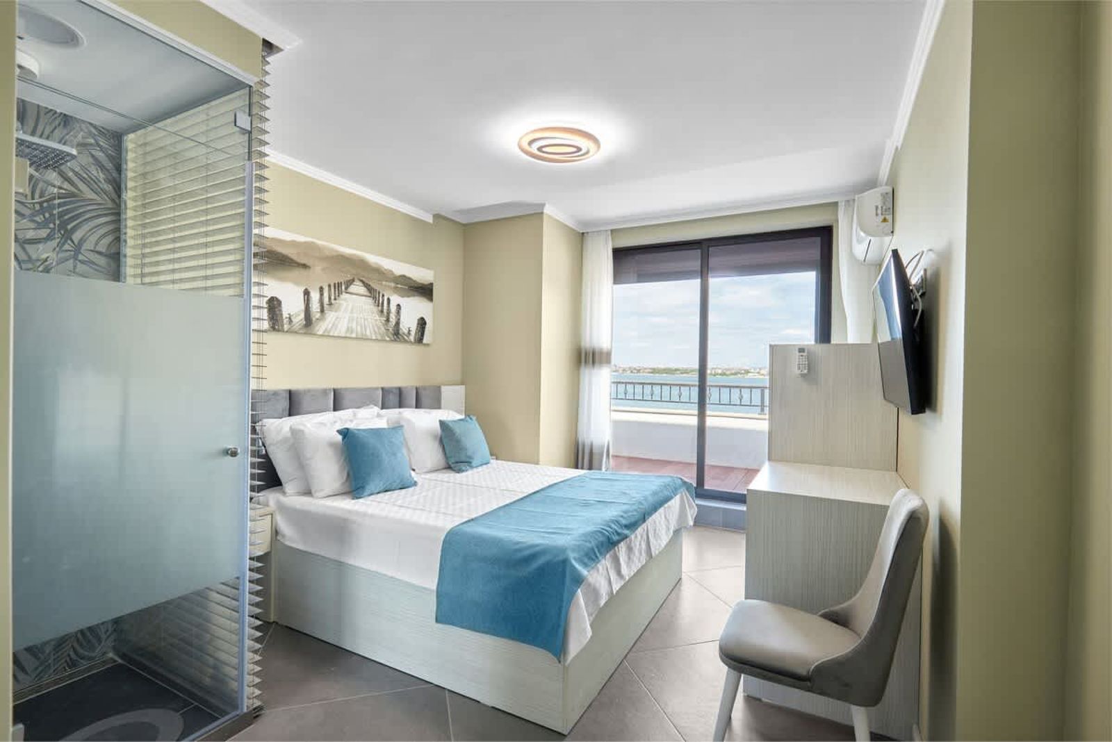 3BD Beach Paradise with a Stunning View + Parking - Photo 12