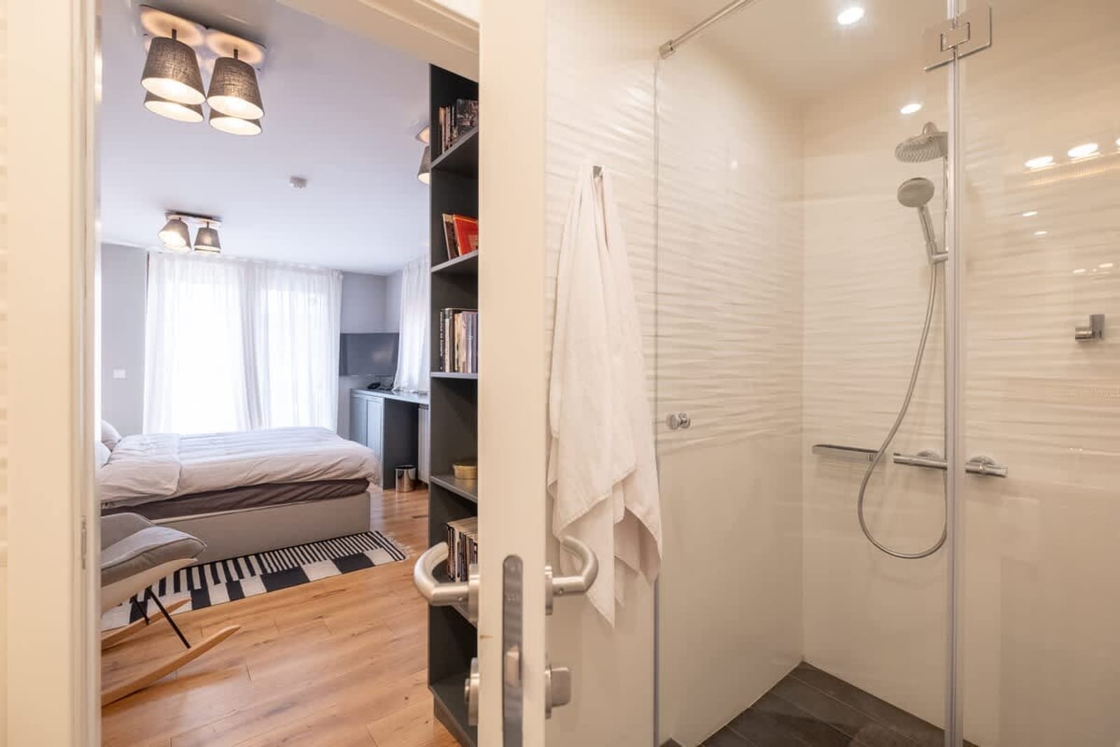 High-end Designer 2BR Aprt + Lift&amp;Balconies - Photo 36