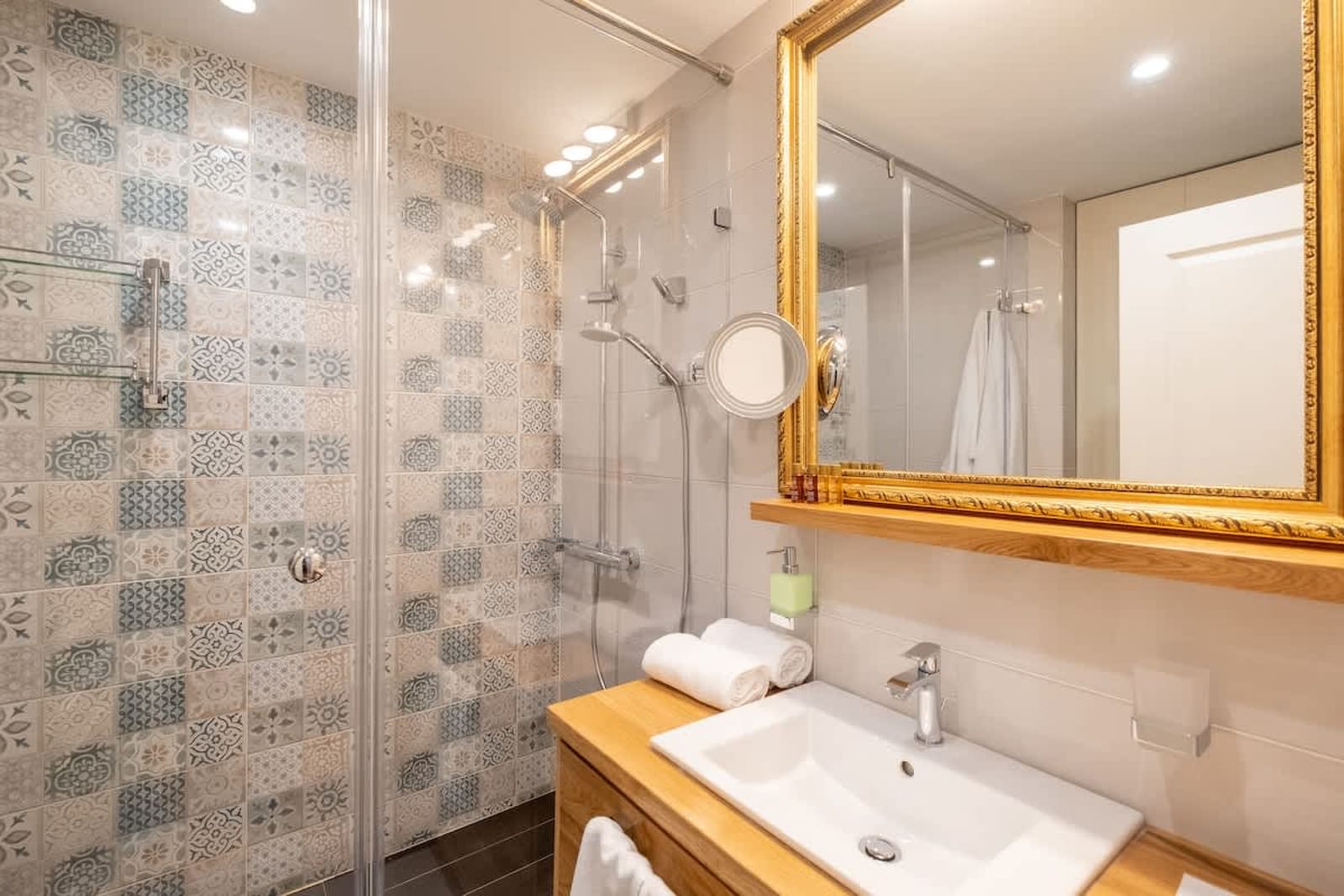 High-end Designer Studio - AC + Parking - Photo 32