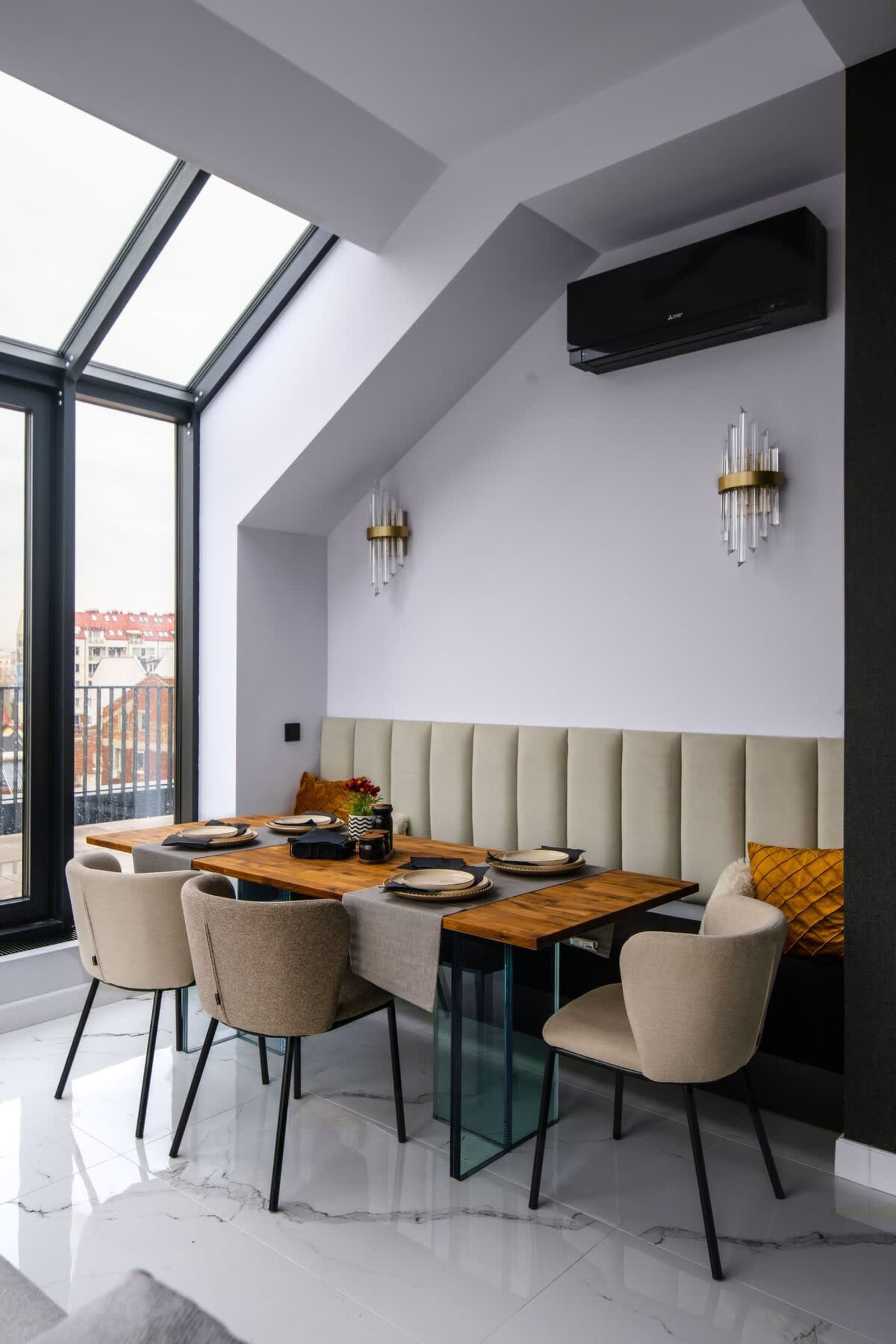 Exquisite Penthouse: Luxe Living with City Views - Photo 15