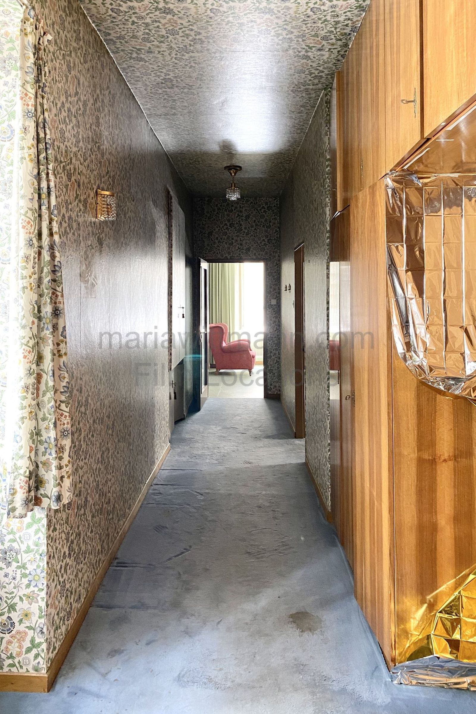 Period Apartment with Vintage Interior and Floral Motifs - Photo 8