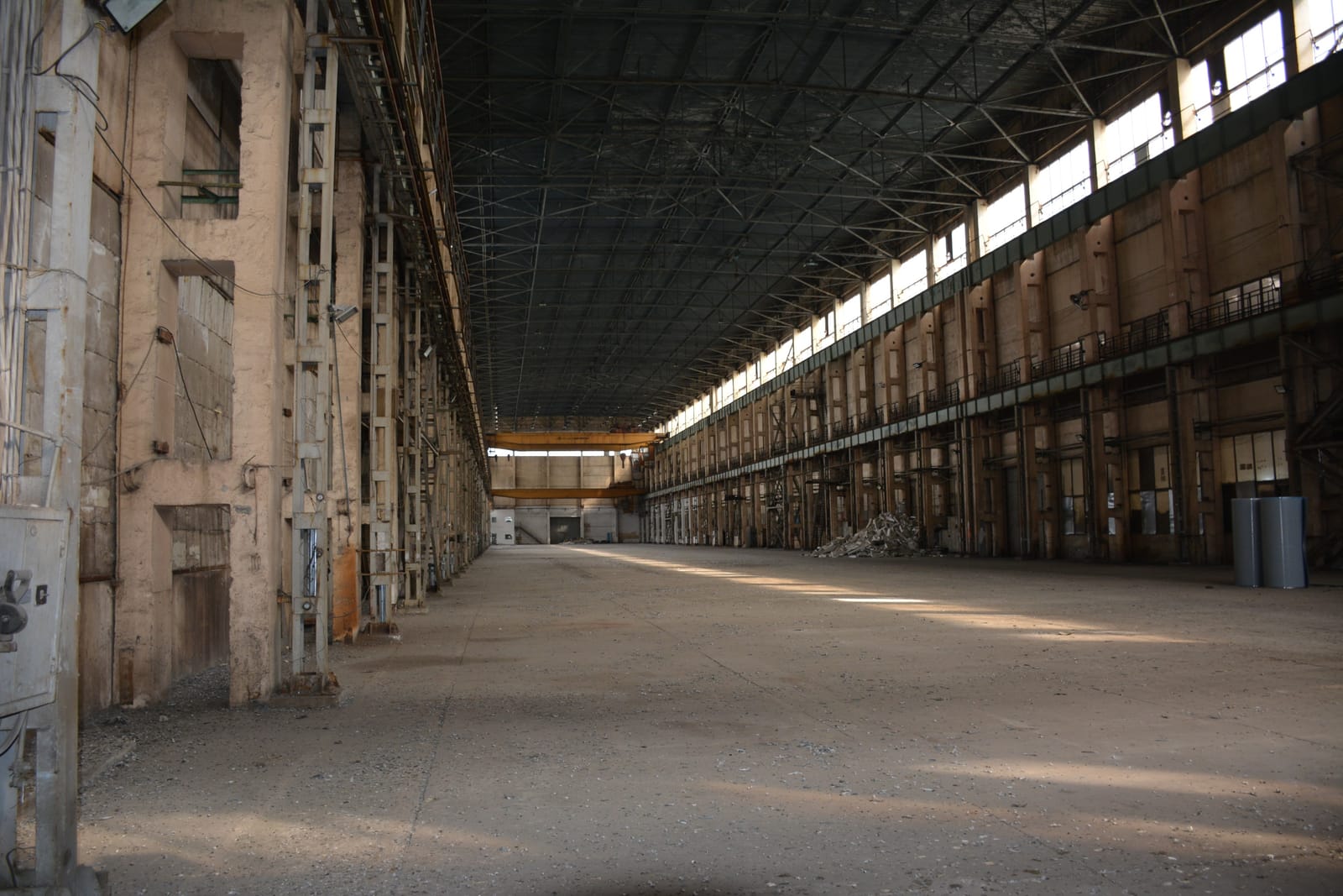 Vast industrial abandoned hangar - Photo 7
