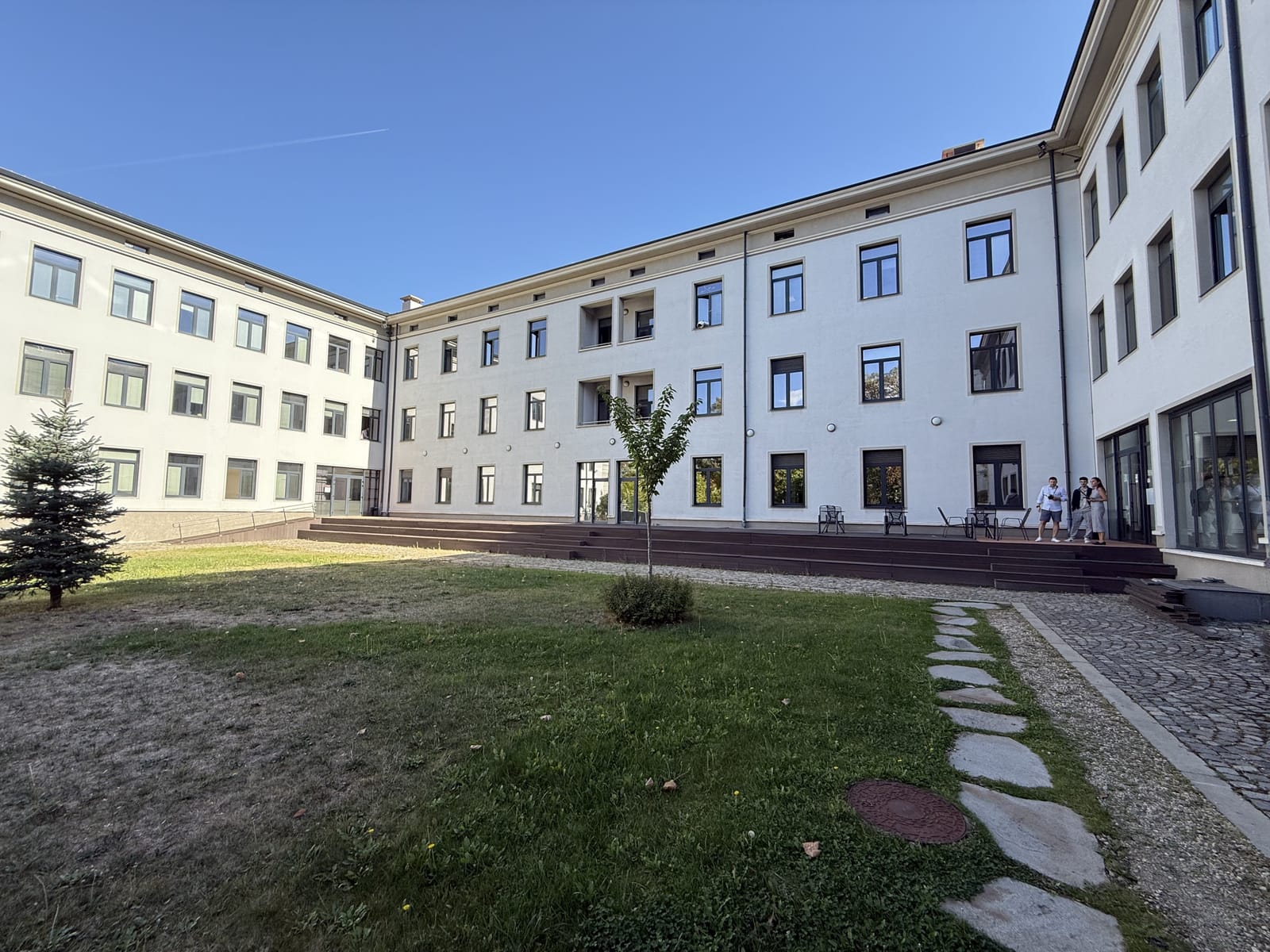 Sunny Courtyard in Sofia - Photo 8