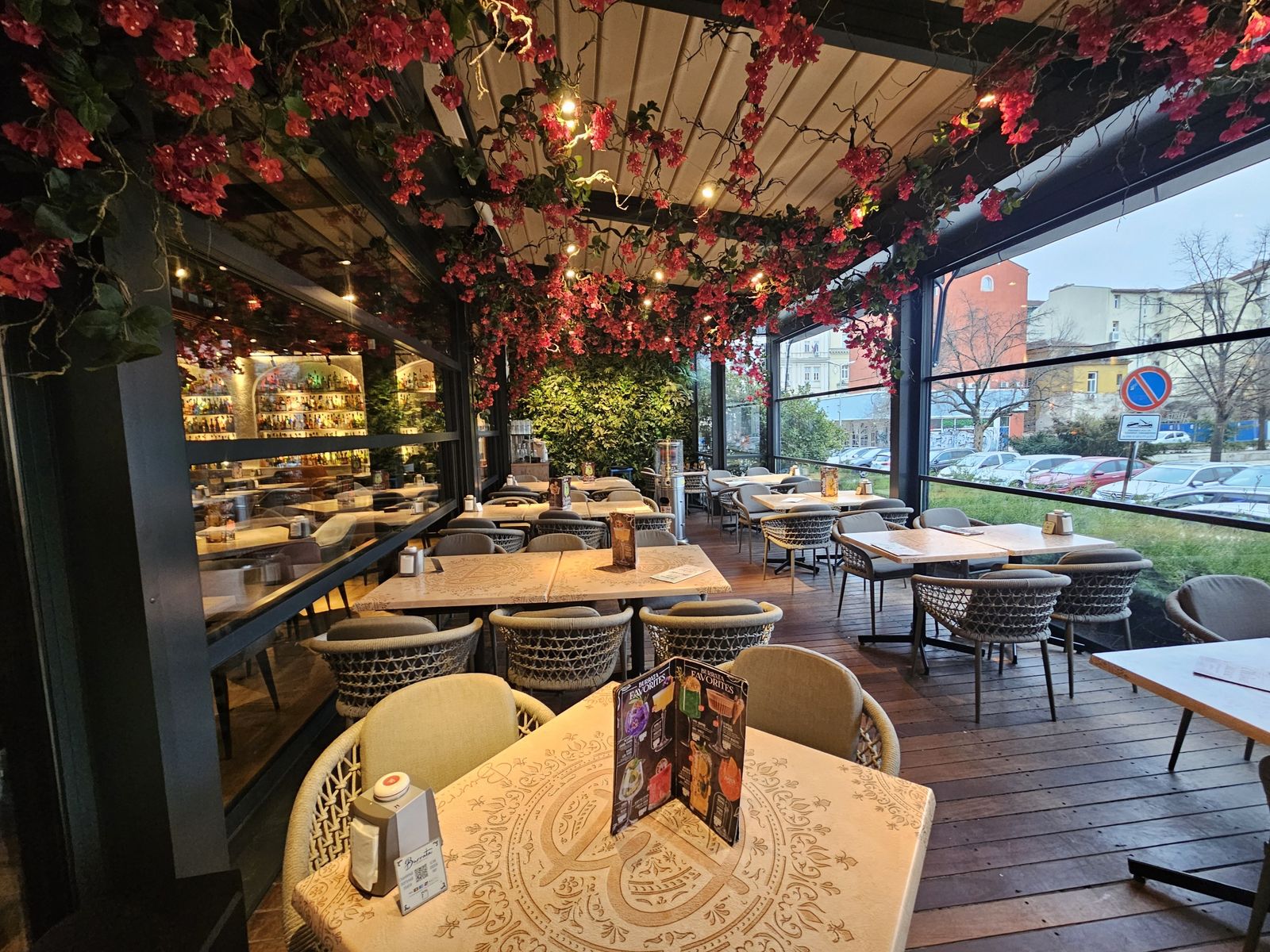 Luxuriously Romantic Restaurant in the Heart of Sofia - Photo 21