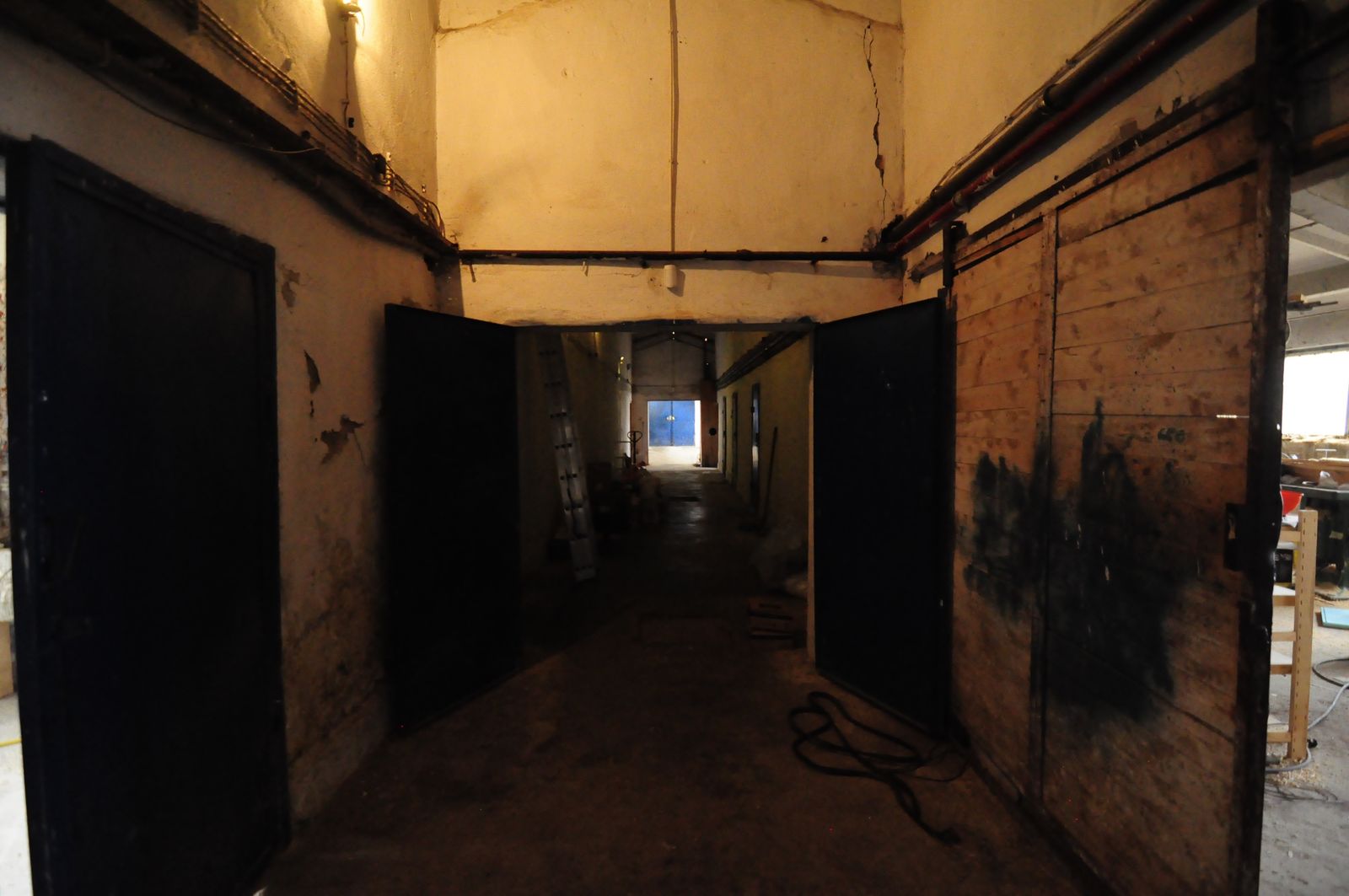 Industrial building - woodworking/carpentry shop, old cow barns - former collective farm from the socialist regime - Photo 32