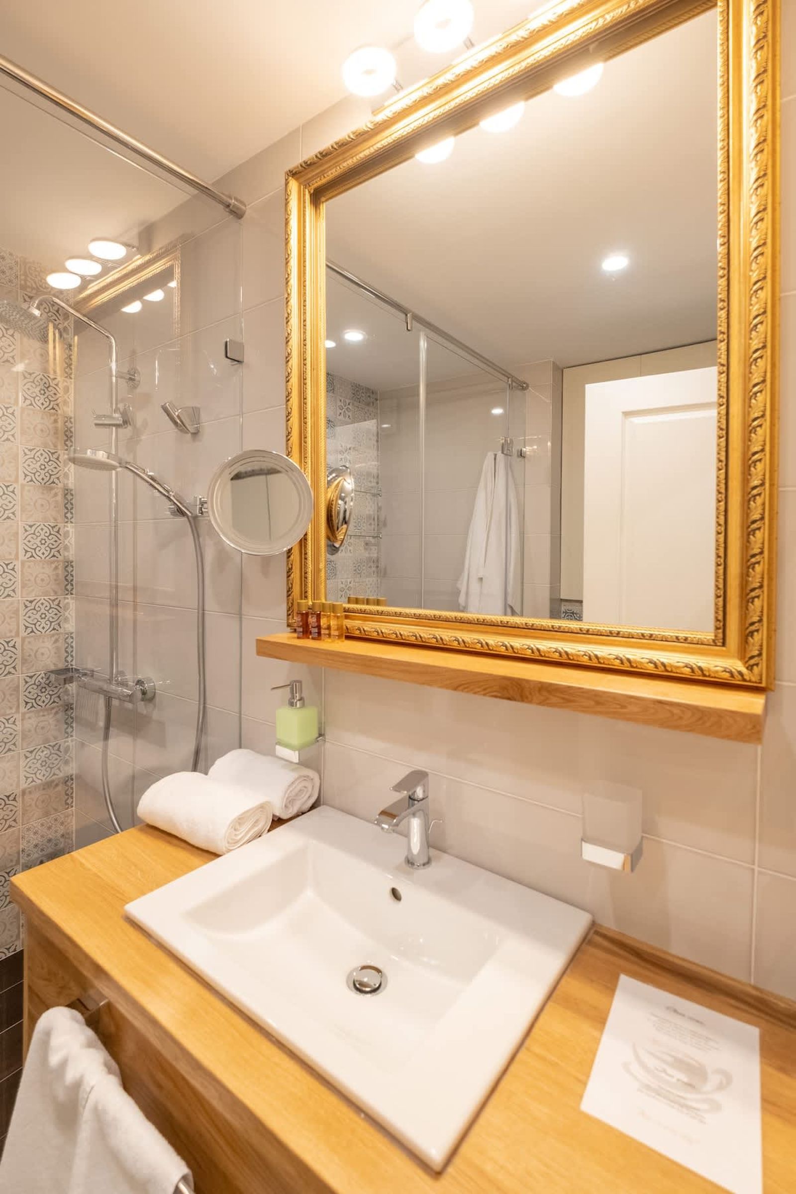 High-end Designer Studio - AC + Parking - Photo 23