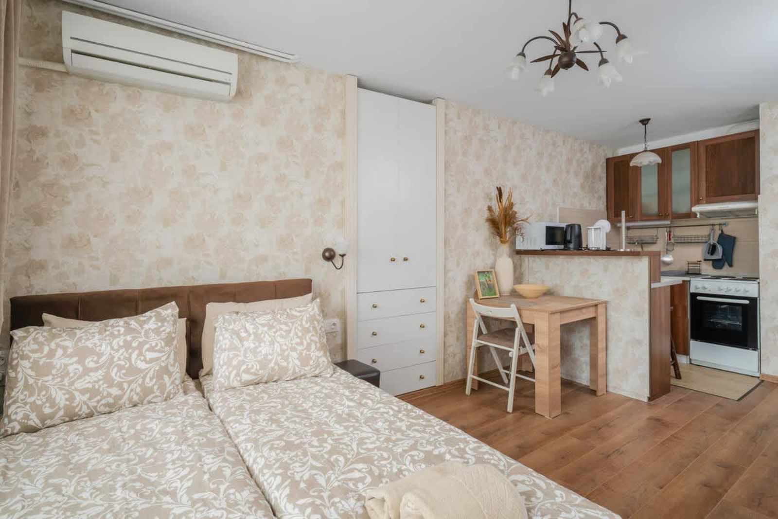 Cozy Studio in Top Centre - Photo 7