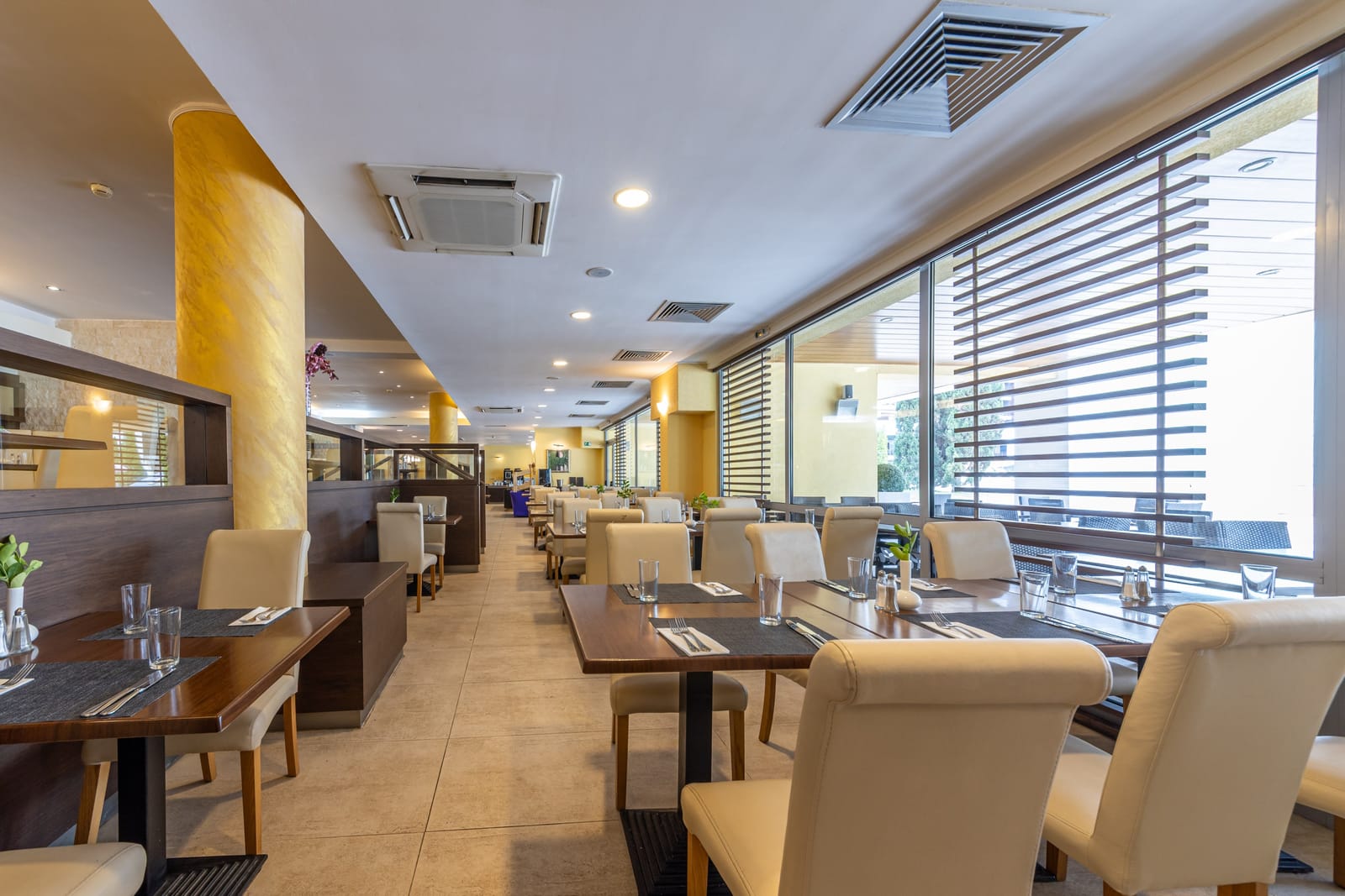 Modern Restaurant in the Flamingo Grand Hotel - Photo 14