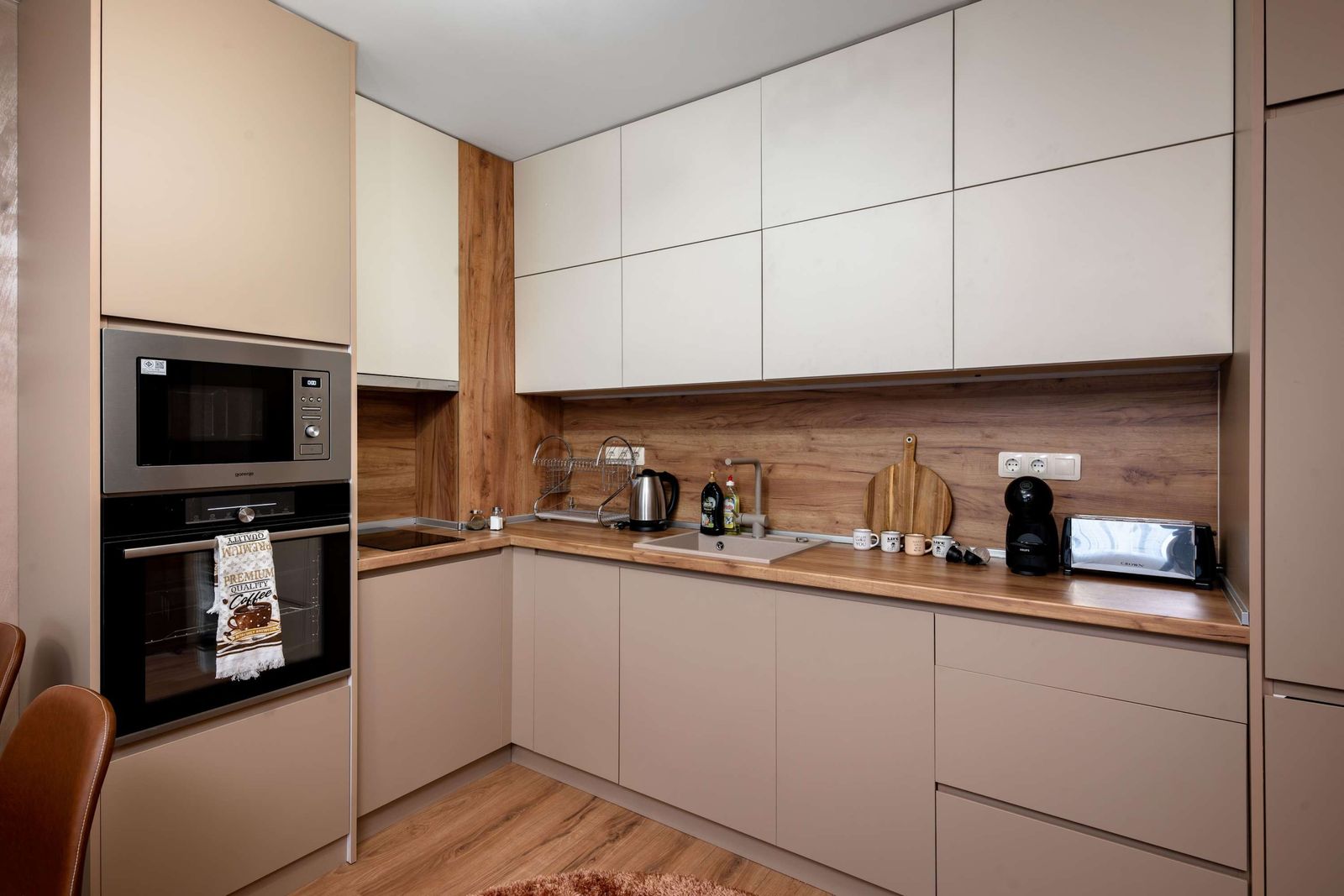 Warm &amp; Spacious Stay with Balcony - Photo 2