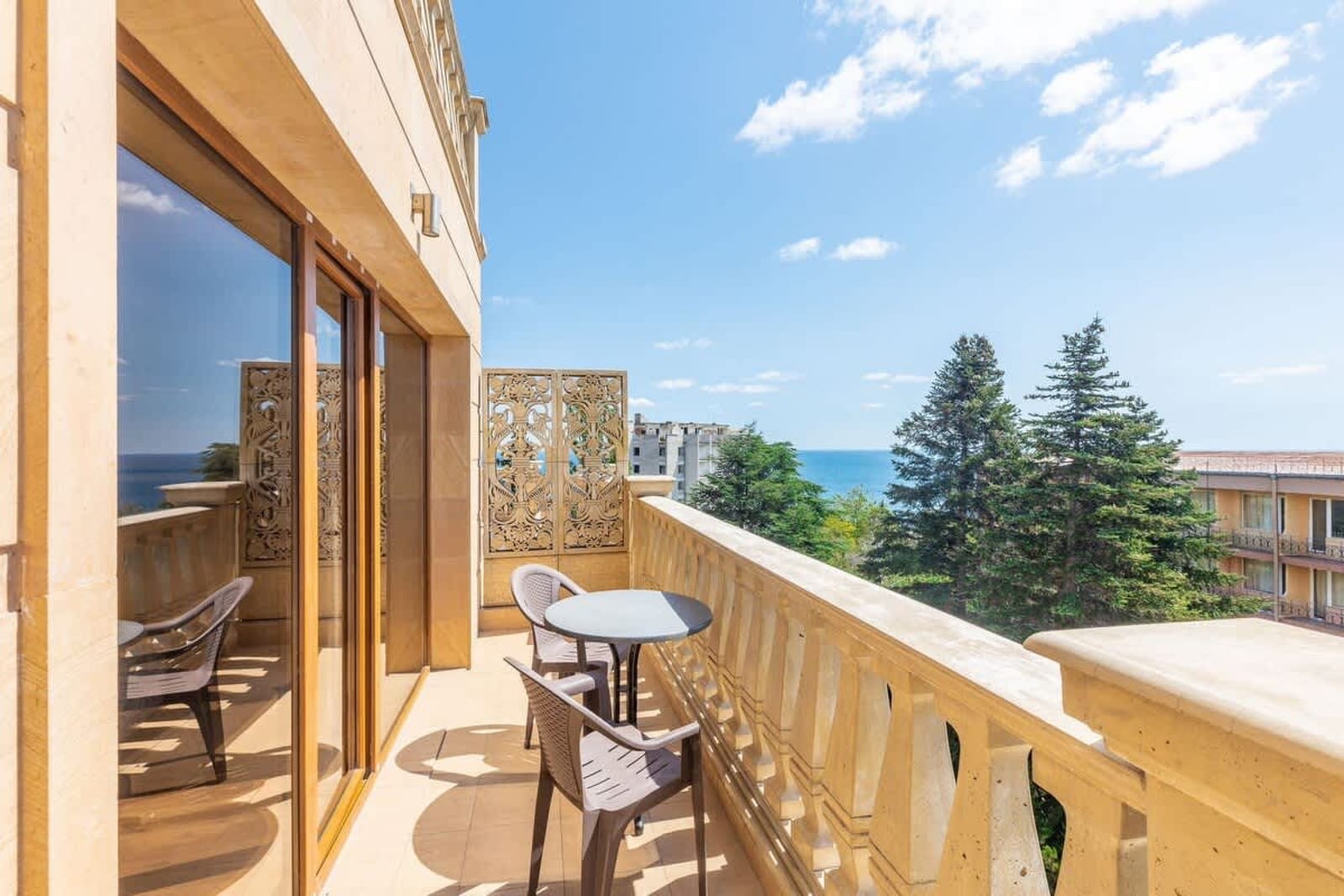 Elegant Apartment with Balcony in Argisht Palace - Photo 4