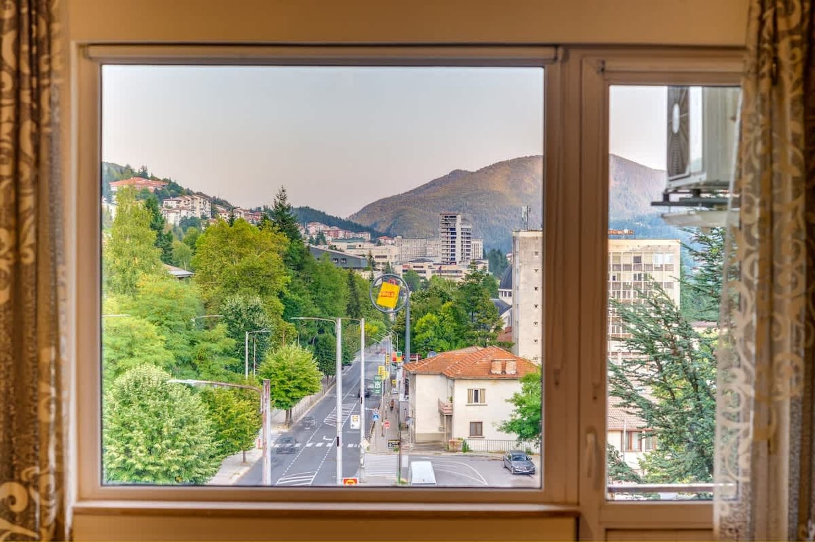 Bright retreat with Balcony &amp; Mountain Views - Photo 13