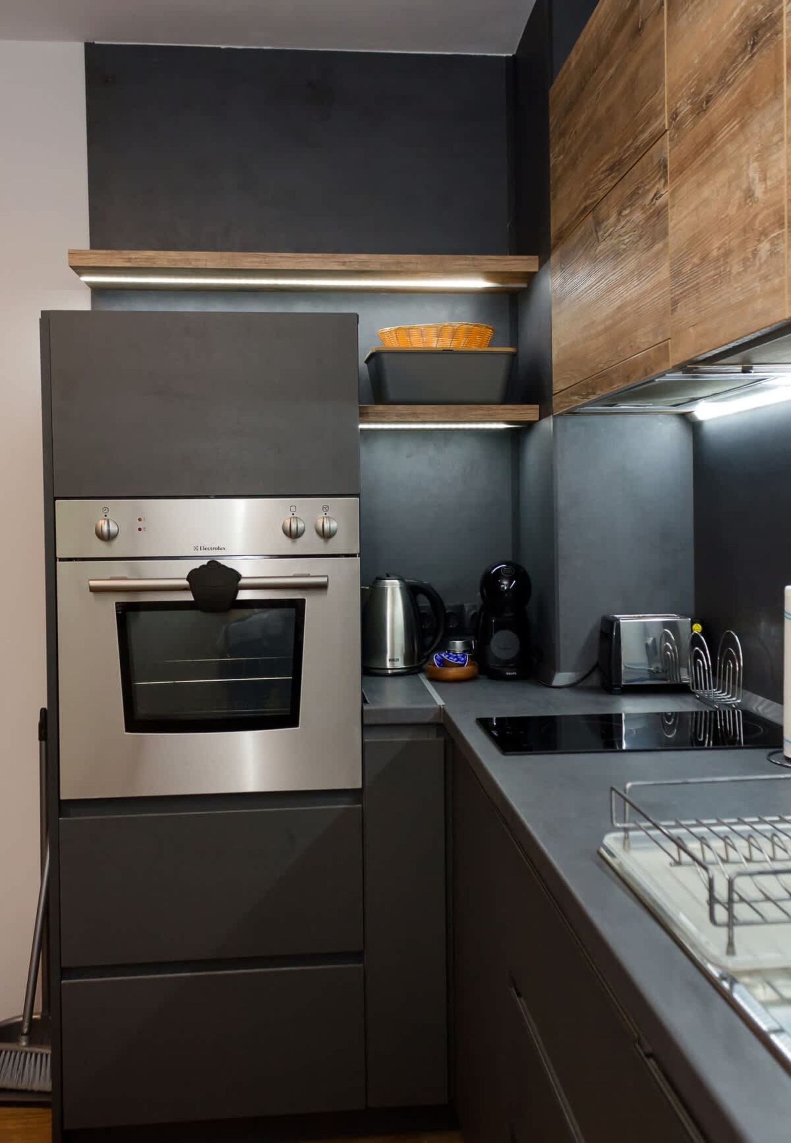 Modern Comfort in Central Varna with WorkSpace - Photo 9