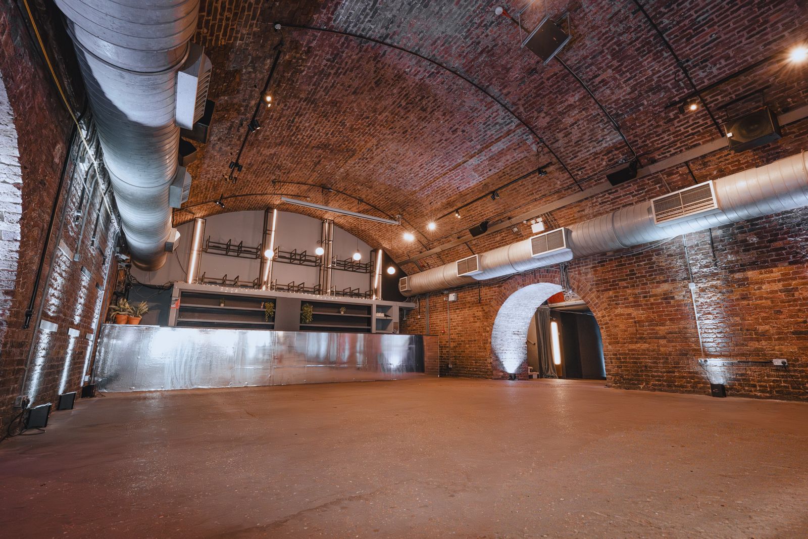 Three Railway Arch Industrial Venue with a Courtyard in Shoreditch - Photo 5