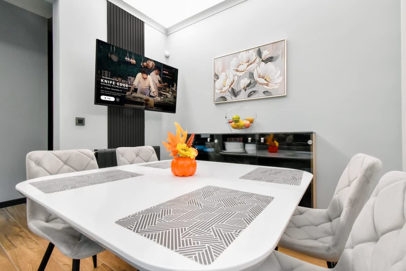 Stylish 2-Bedroom Sofia Stay - Photo 9