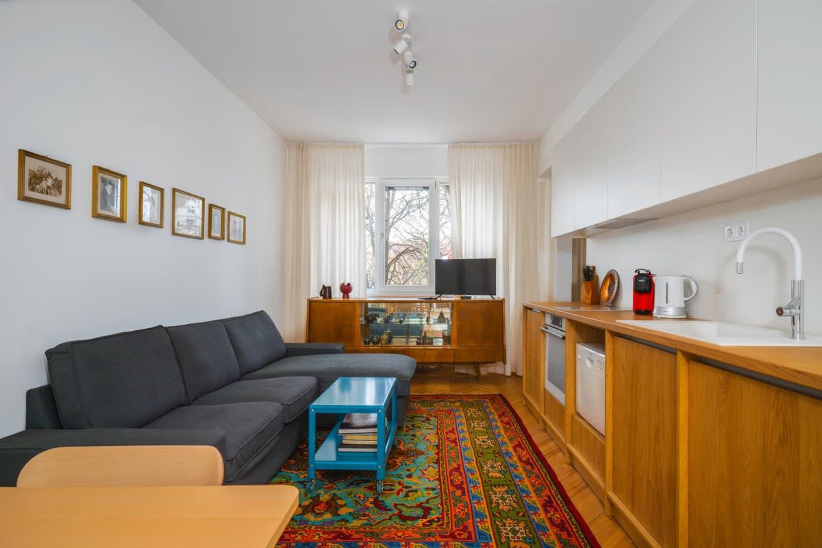 Cozy 2BD Flat in The Vintage Spot - Photo 6