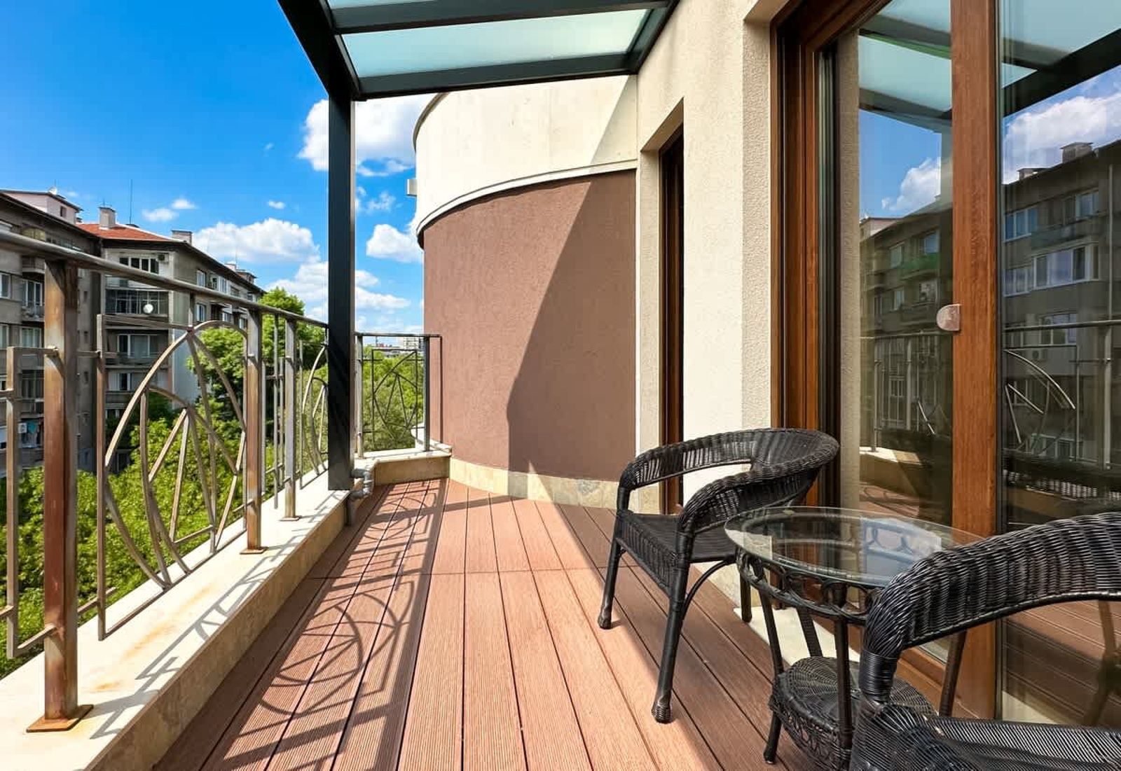 Bright 2BD Apartment with Balcony &amp; Mountain View - Photo 14