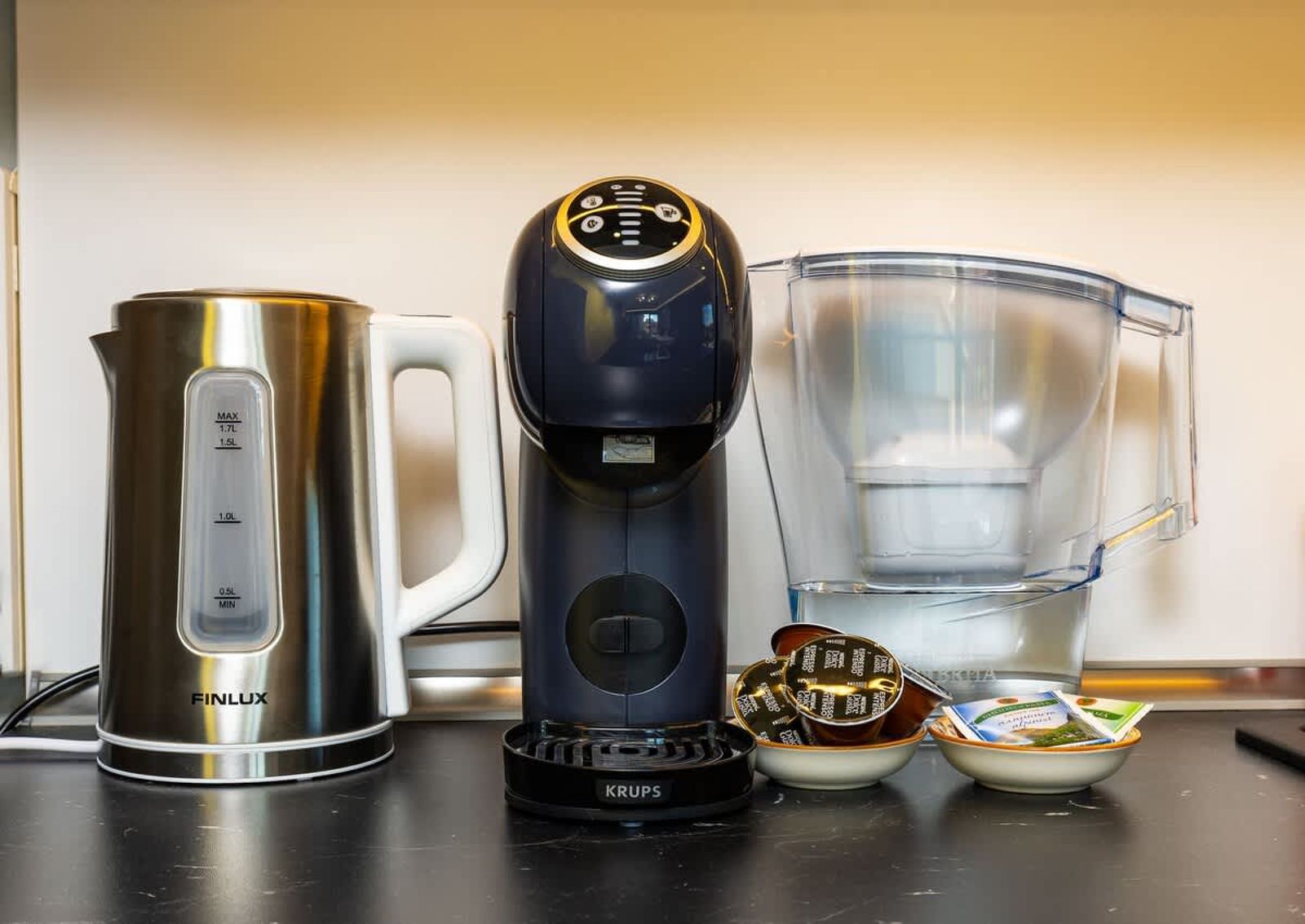 Bright Windowed Studio 10 mins to the City Centre - Photo 13