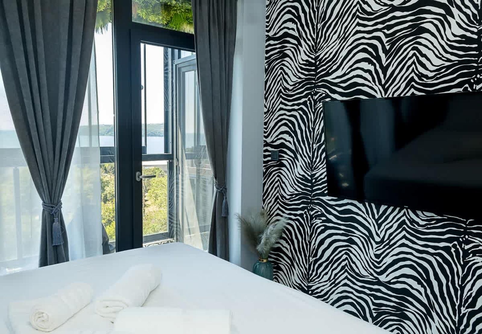 Royal View –Luxury 2BR Apartment with Sea Panorama - Photo 16