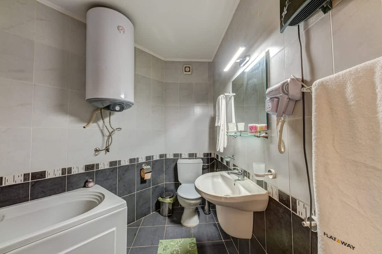 Bright and Spacious 2-BDR Apartment with Balcony - Photo 16