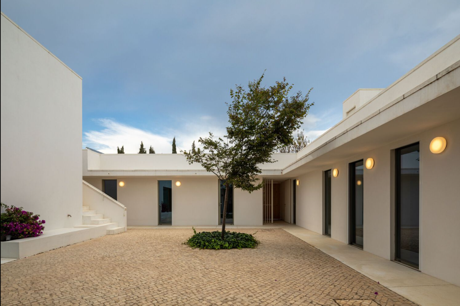 Courtyard House - Photo 20