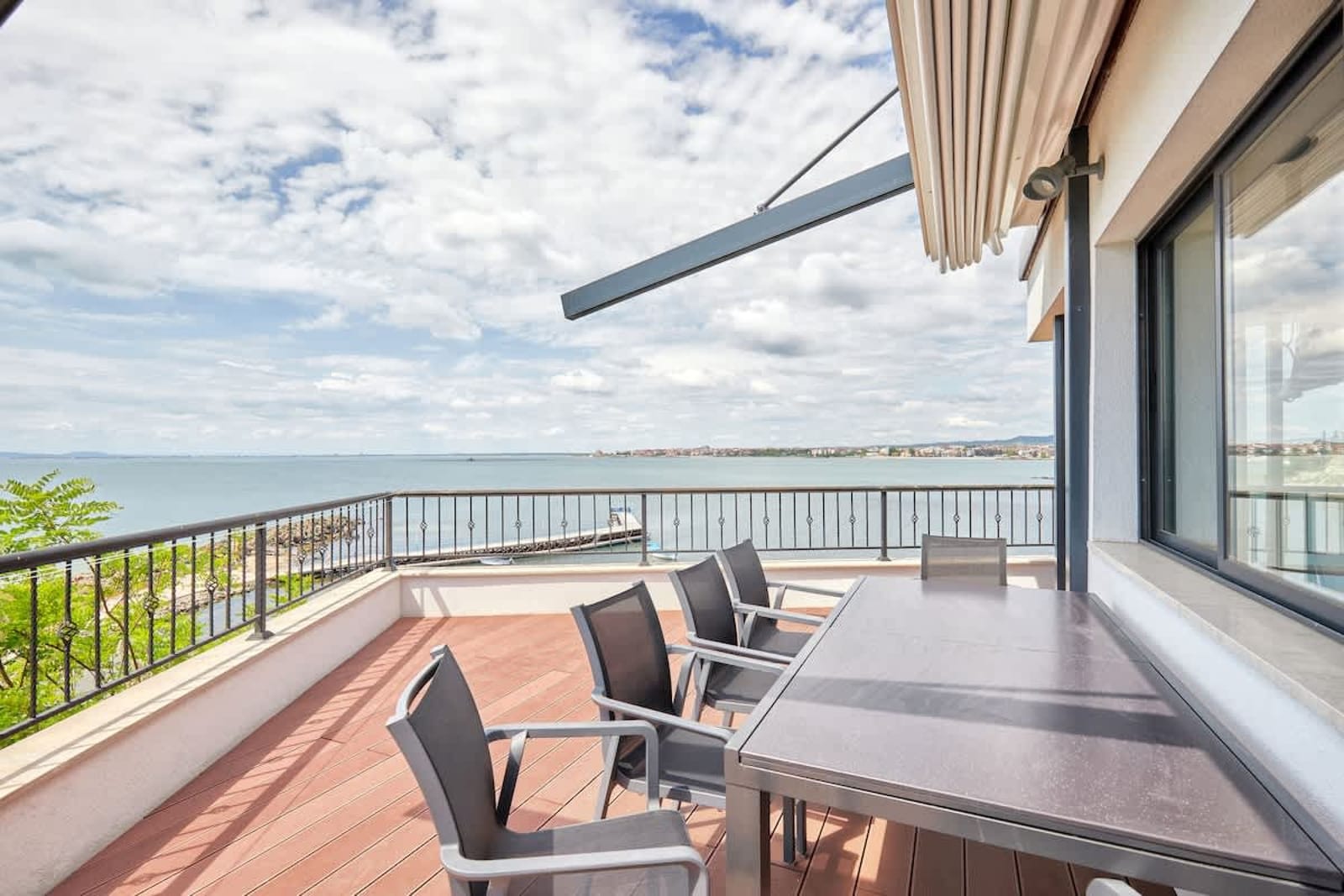 3BD Beach Paradise with a Stunning View + Parking - Cover Photo