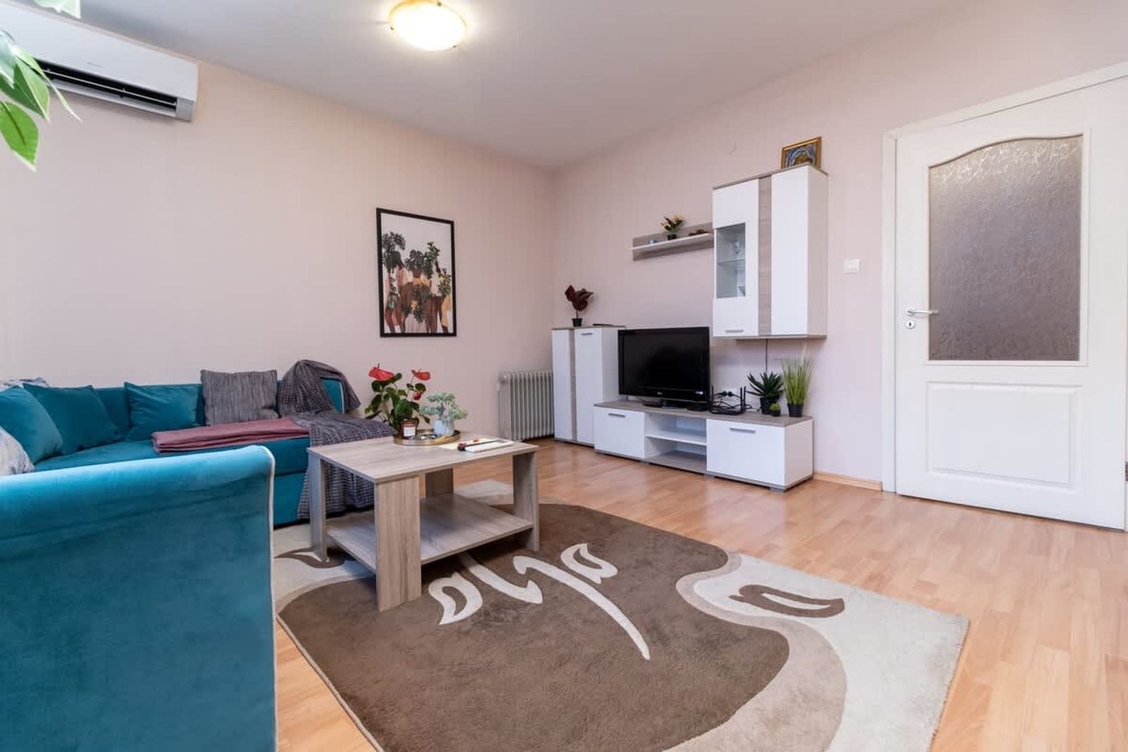 Comfortable 2BR Urban Getaway in City Center - Photo 5