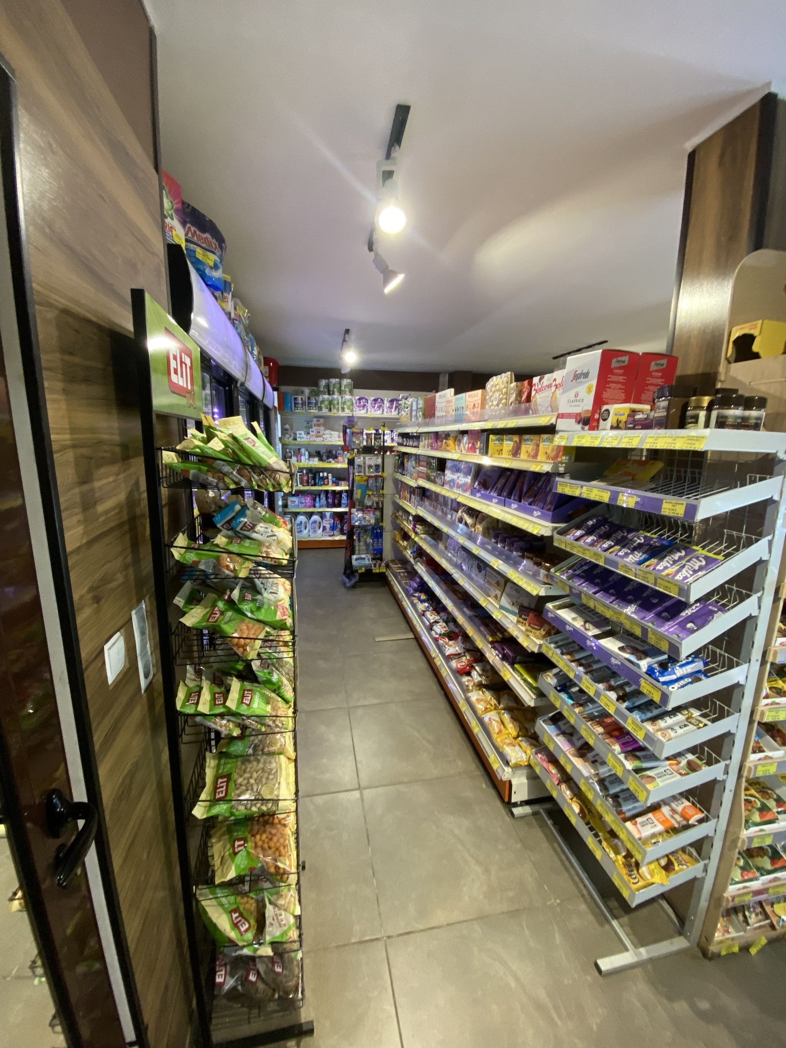 Residential Area Supermarket - Photo 4