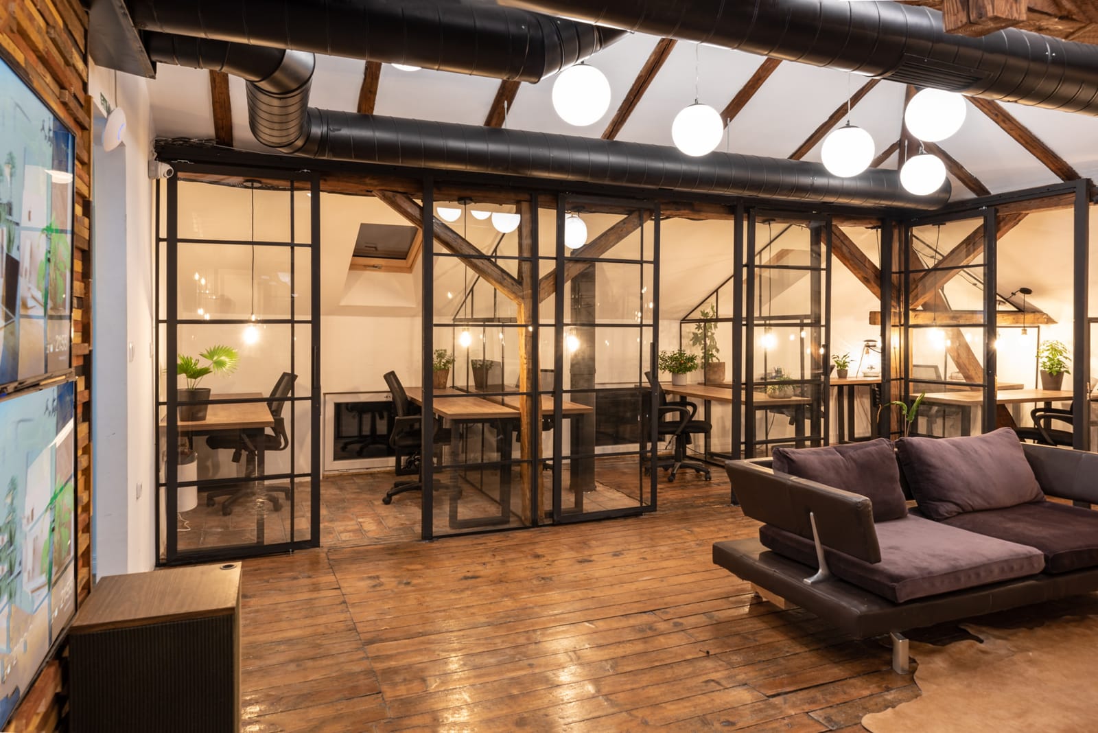 Live-feeling co-working space ready for filming in Sofia - Photo 10