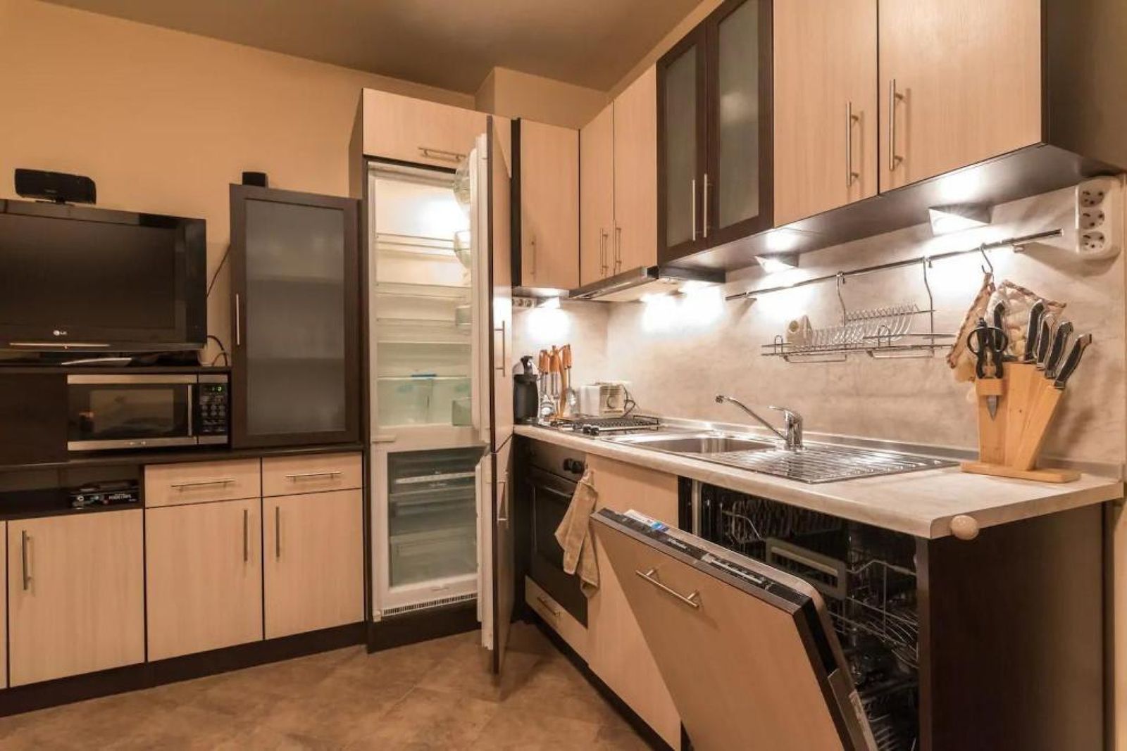 Charming, fully-furnished, 2-bedroom apartment - Photo 4